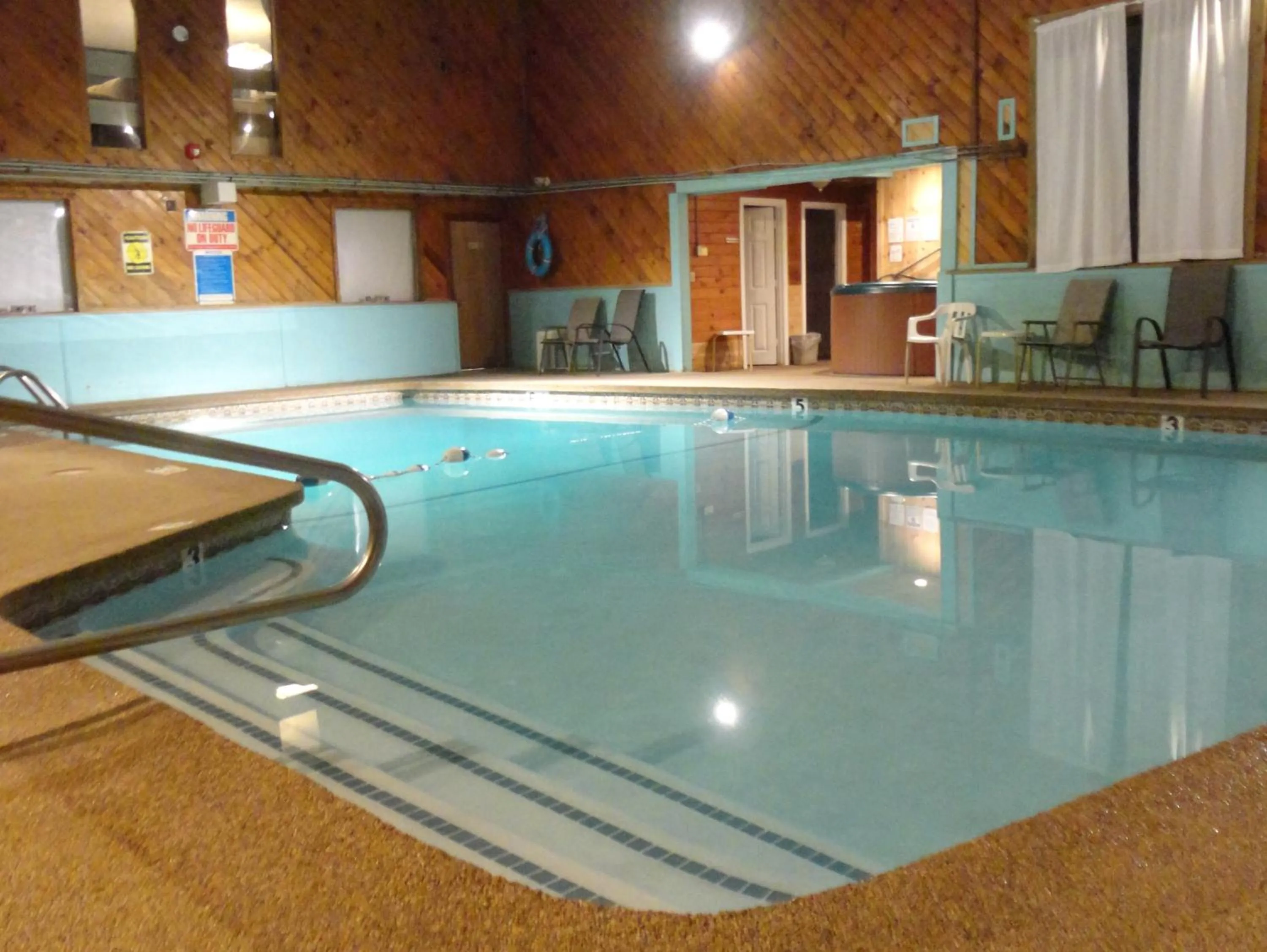Swimming pool in Eastern Inn & Suites (formerly Eastern Inns)