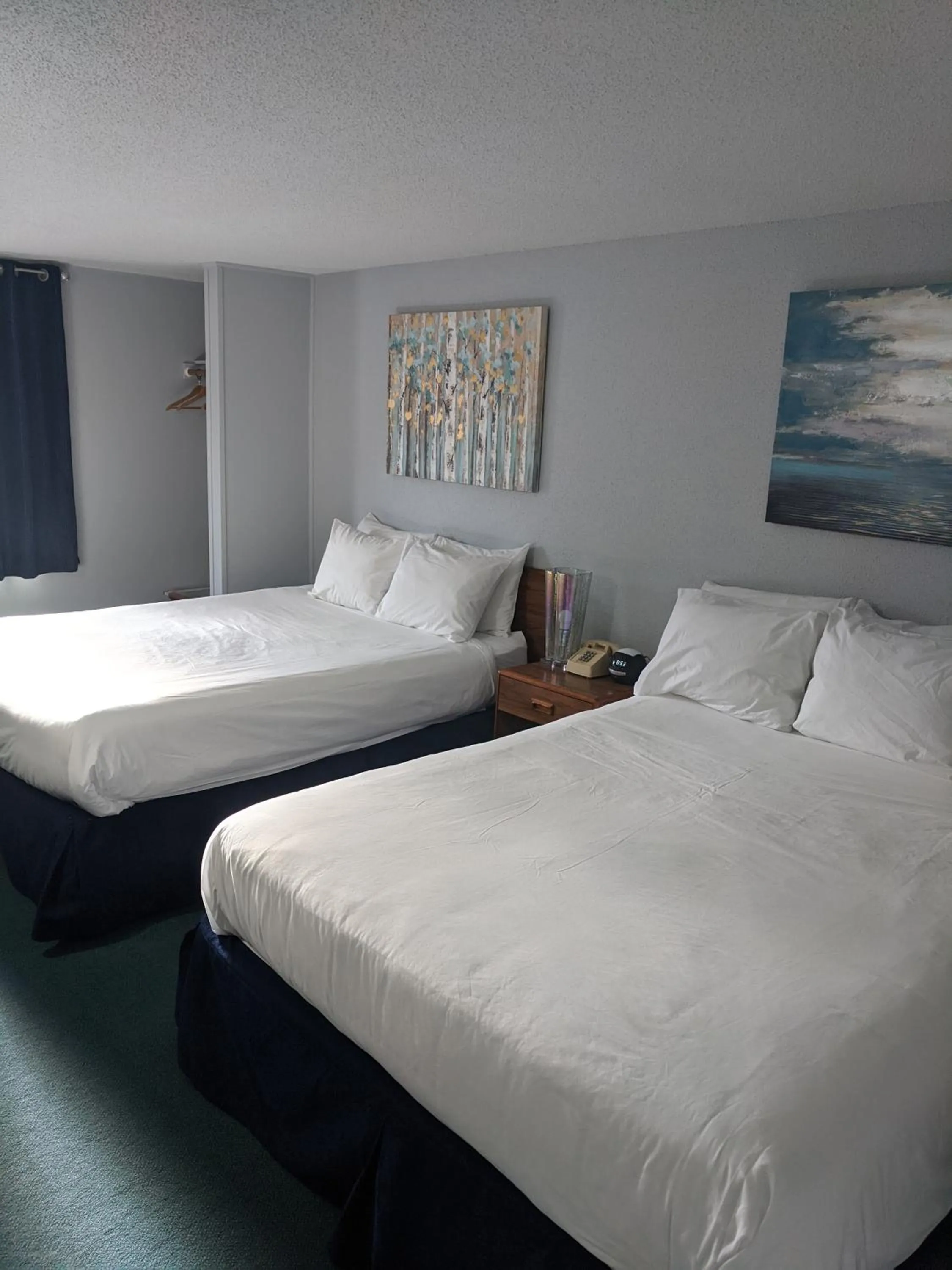 Bed in Eastern Inn & Suites (formerly Eastern Inns)