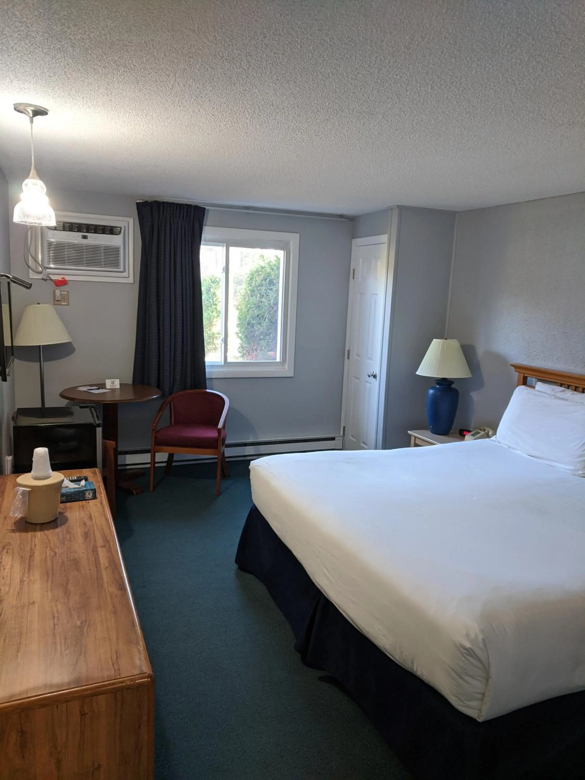 Photo of the whole room, Bed in Eastern Inn & Suites (formerly Eastern Inns)