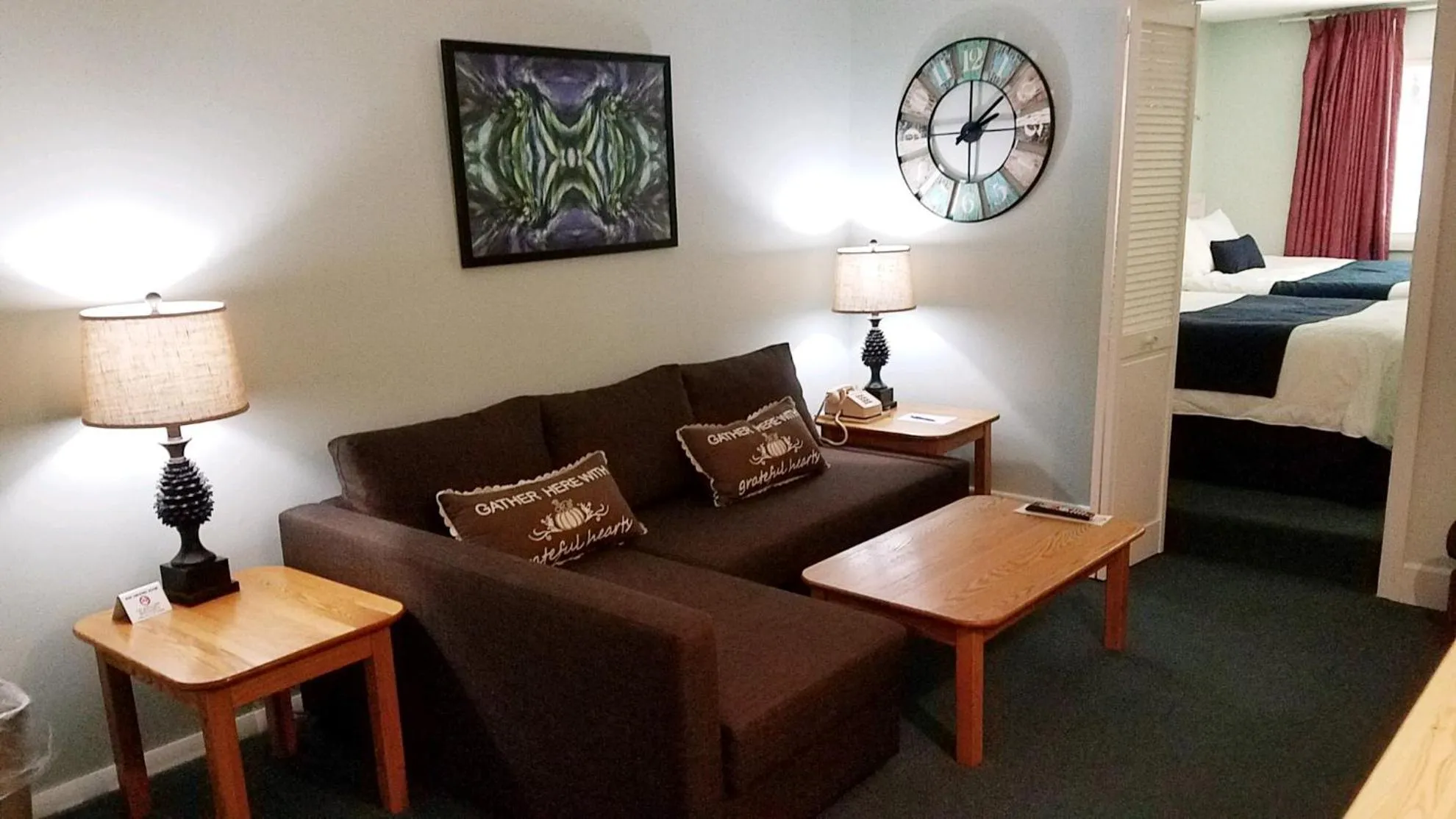 Living room, Bed in Eastern Inn & Suites (formerly Eastern Inns)