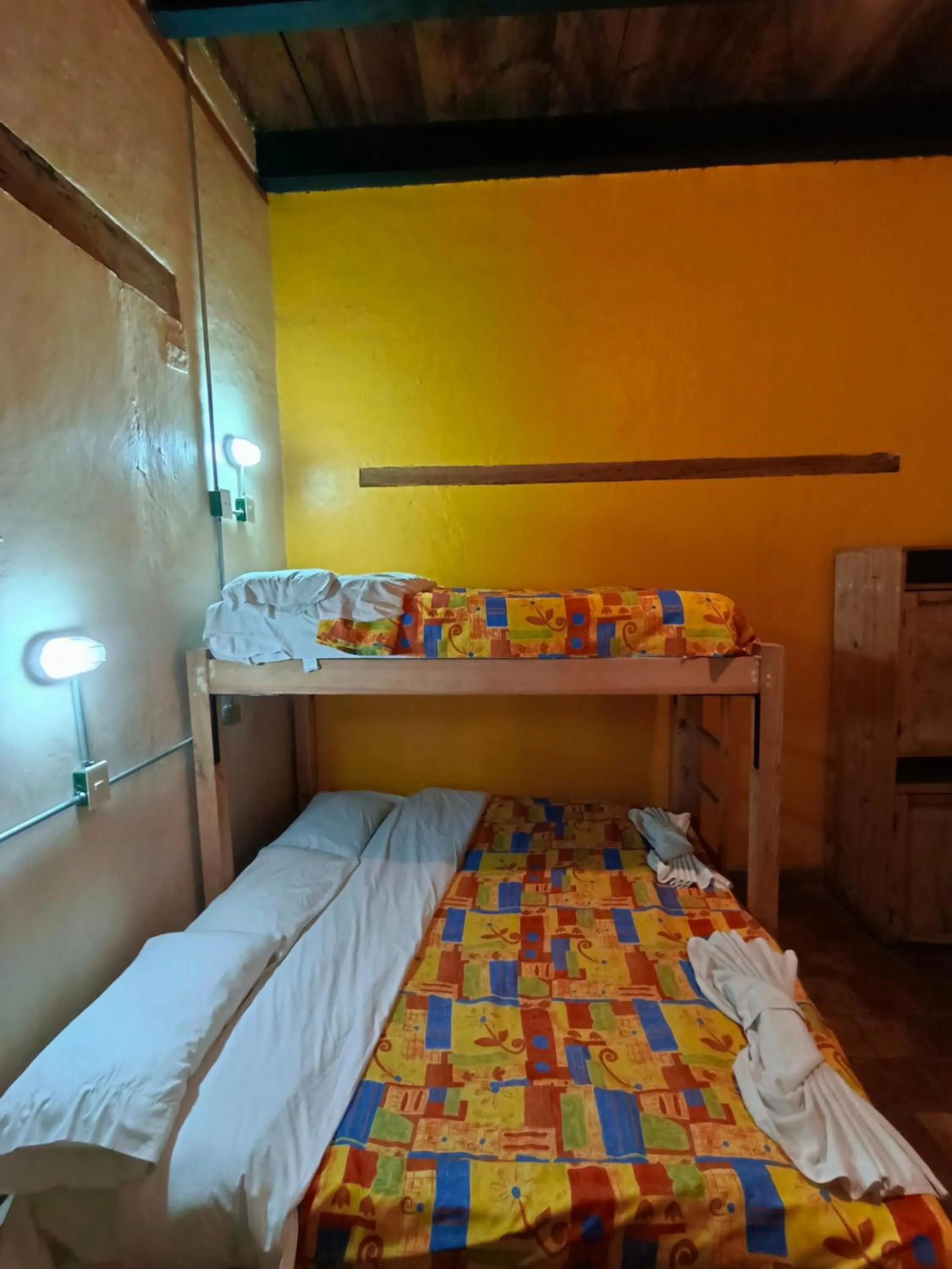 Economy Twin Room with Shared Bathroom in Rossco Hostel & Hotel