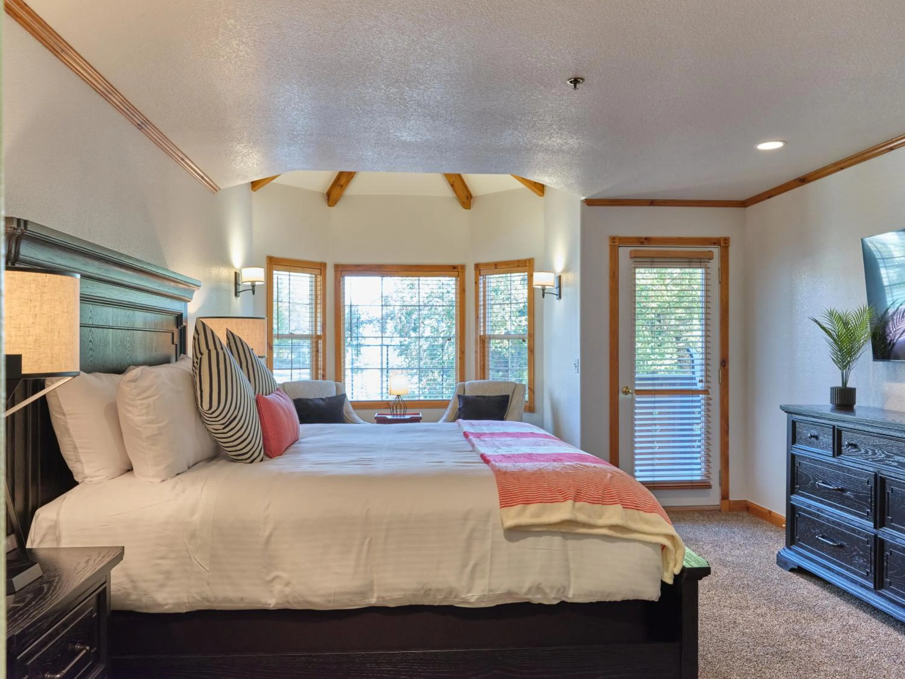 Photo of the whole room, Bed in Zermatt Utah Resort & Spa Trademark Collection by Wyndham