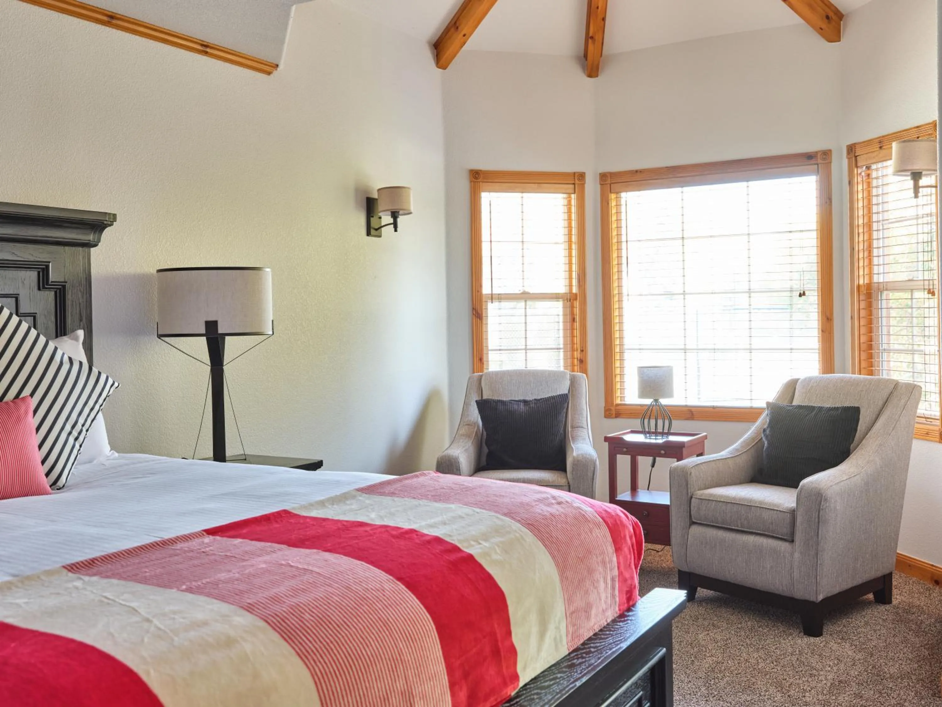 Seating area, Bed in Zermatt Utah Resort & Spa Trademark Collection by Wyndham