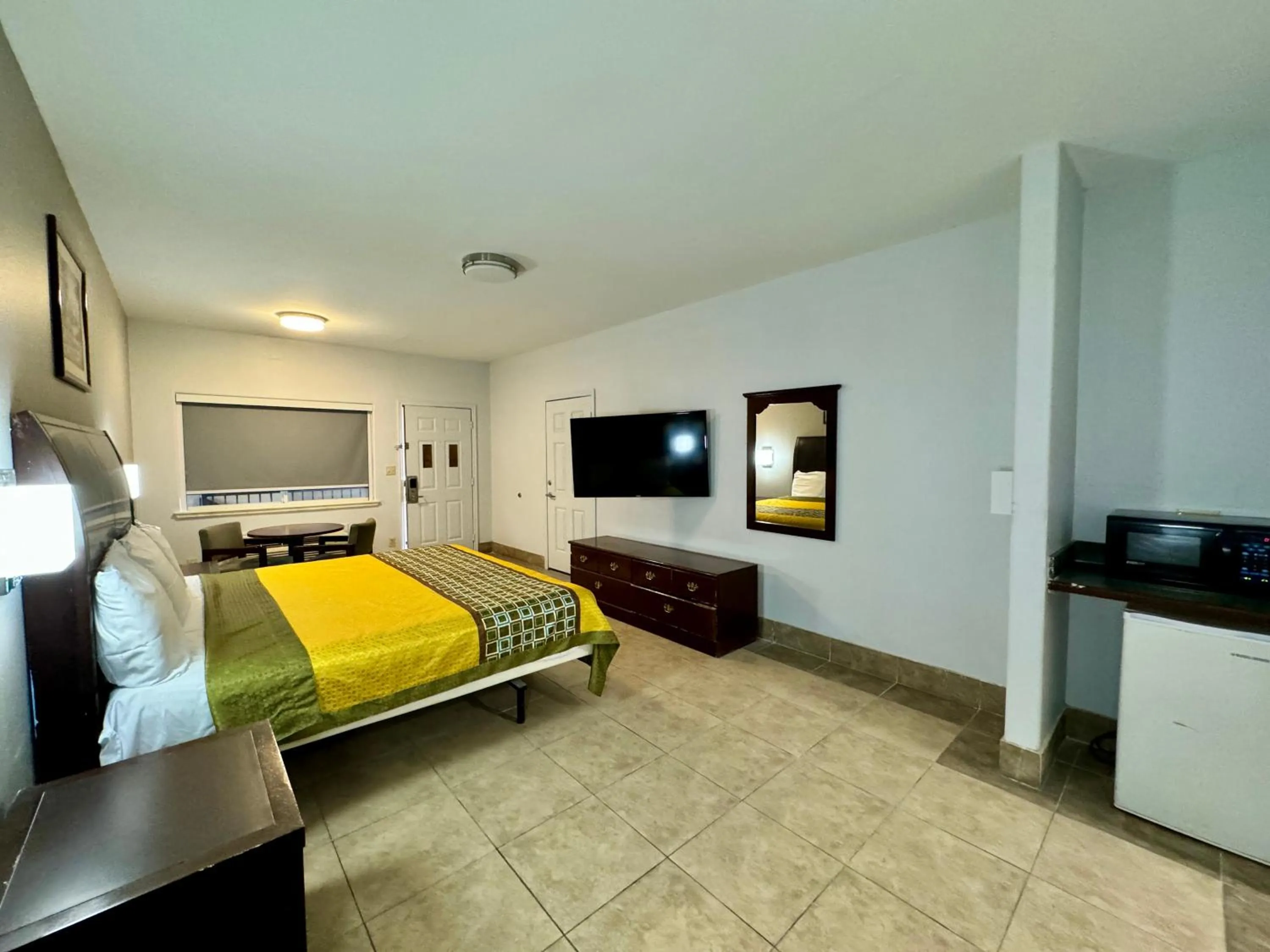 Bed in Texas Inn and Suites City Center at University Dr.