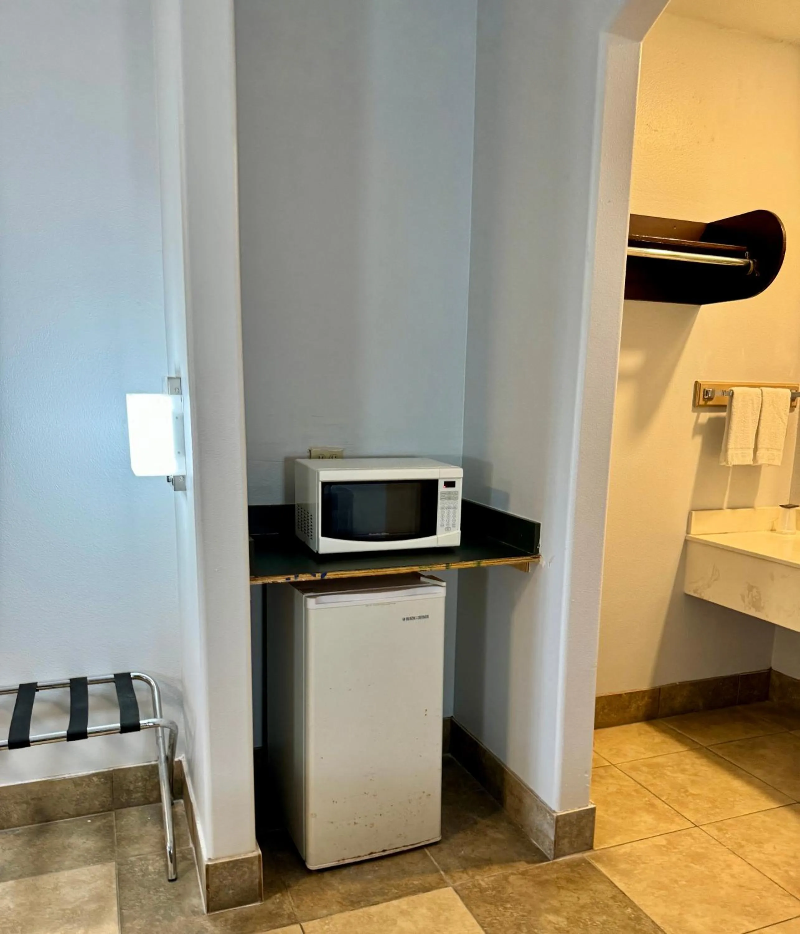 microwave in Texas Inn and Suites City Center at University Dr.