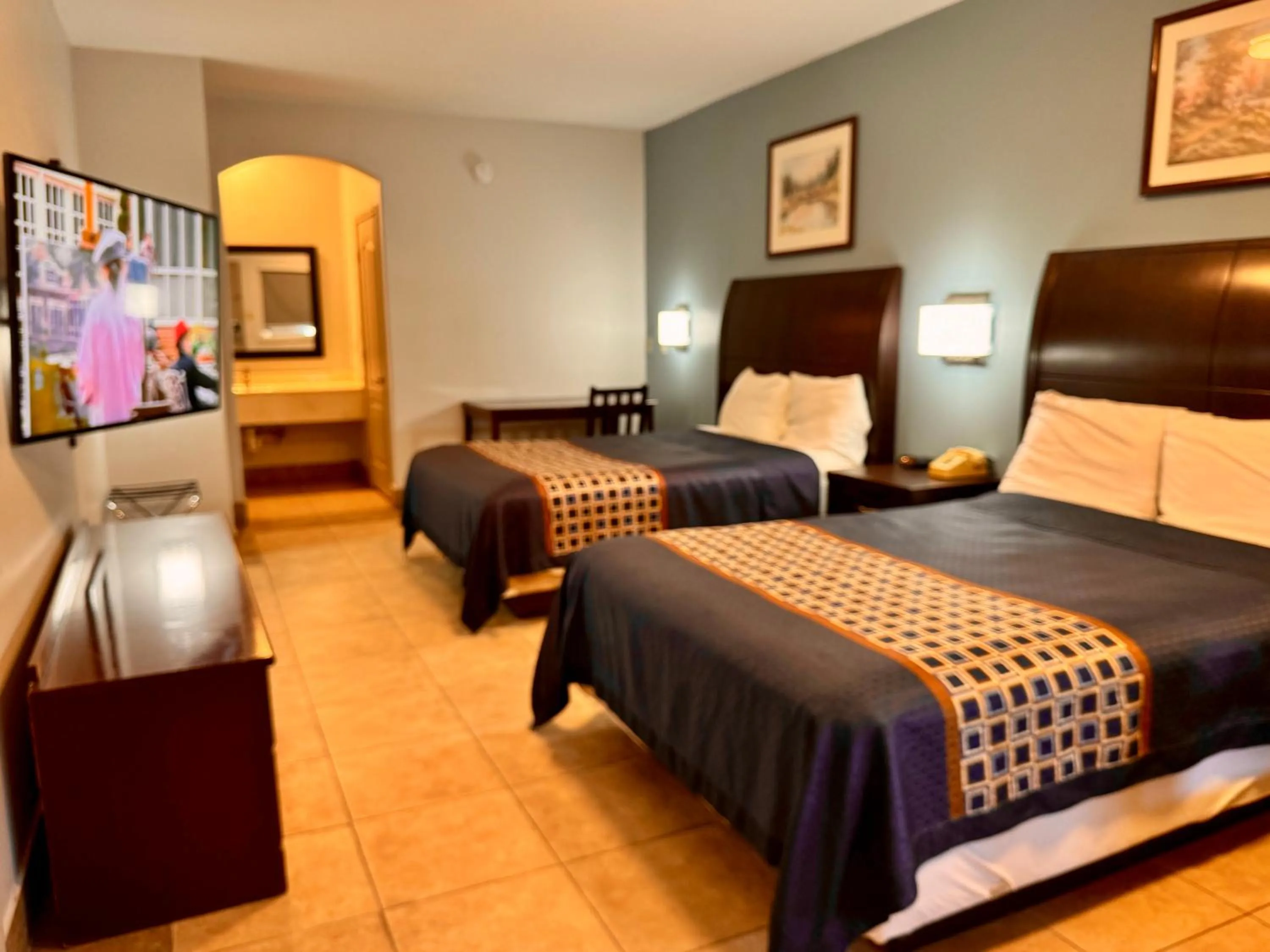 Bed in Texas Inn and Suites City Center at University Dr.