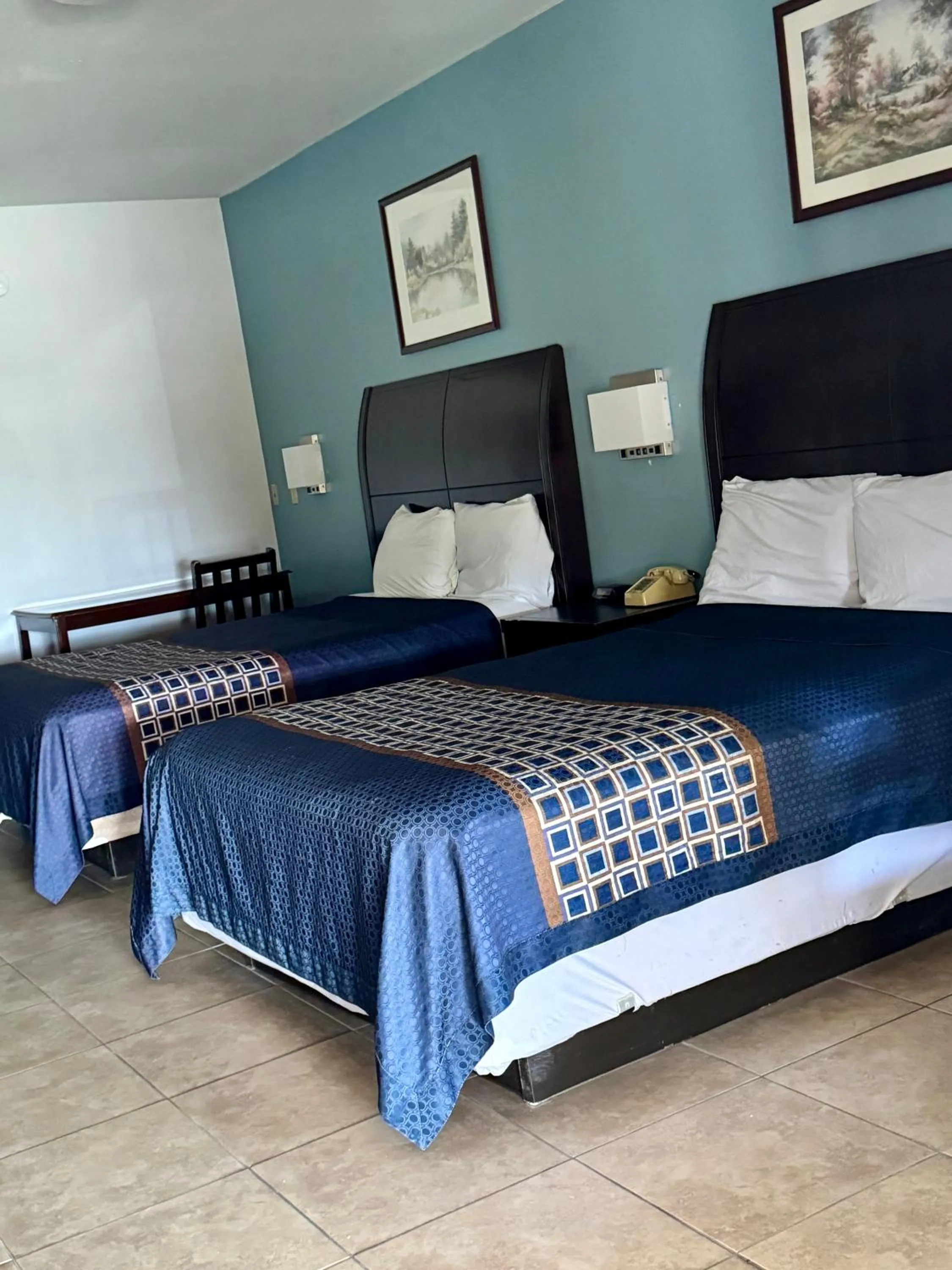 Bed in Texas Inn and Suites City Center at University Dr.