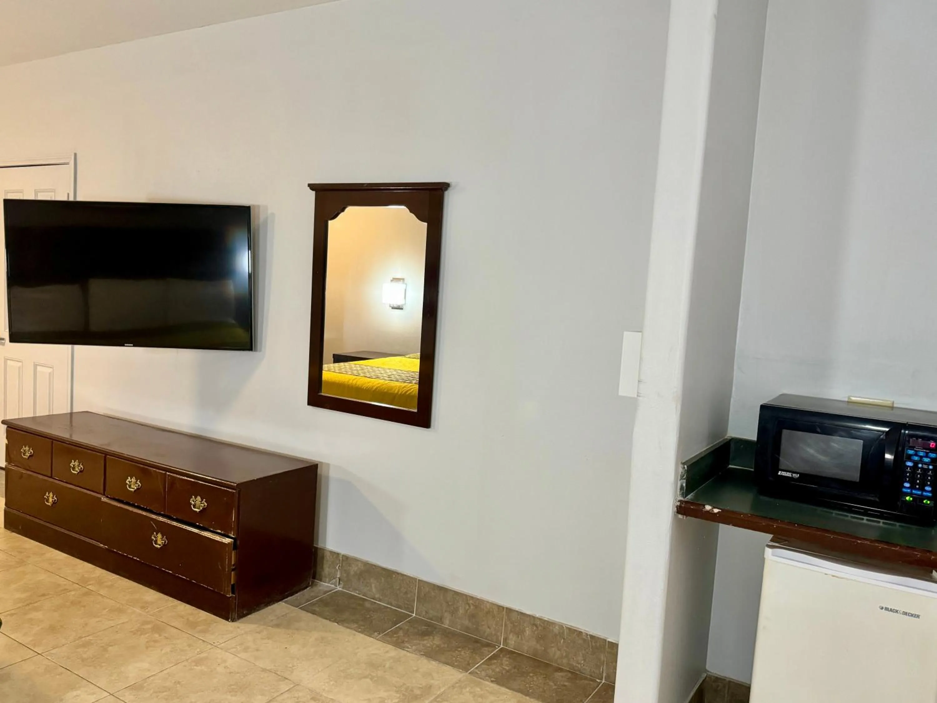 Communal lounge/ TV room in Texas Inn and Suites City Center at University Dr.