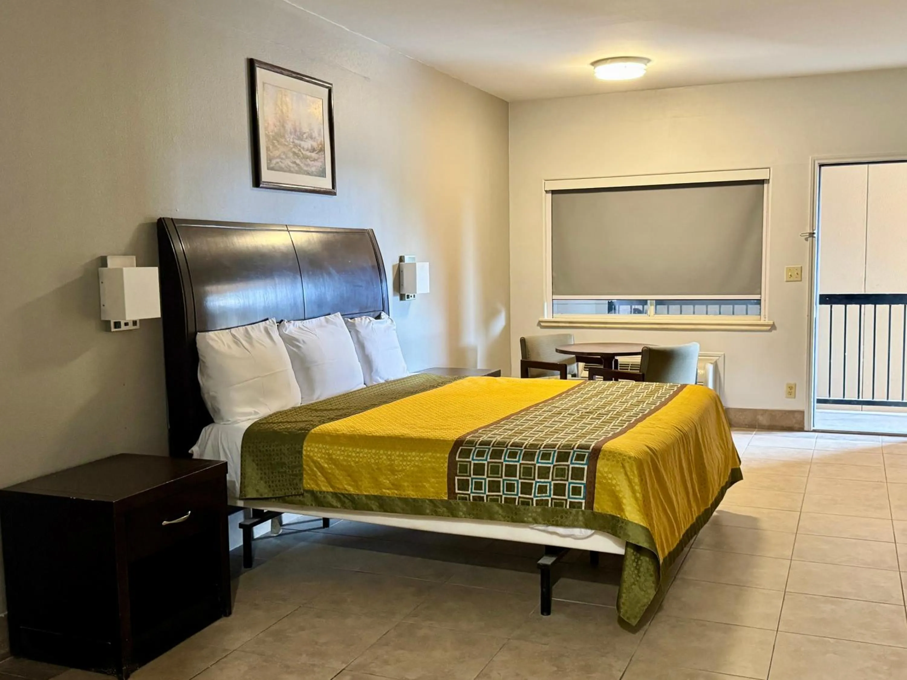 Bed in Texas Inn and Suites City Center at University Dr.