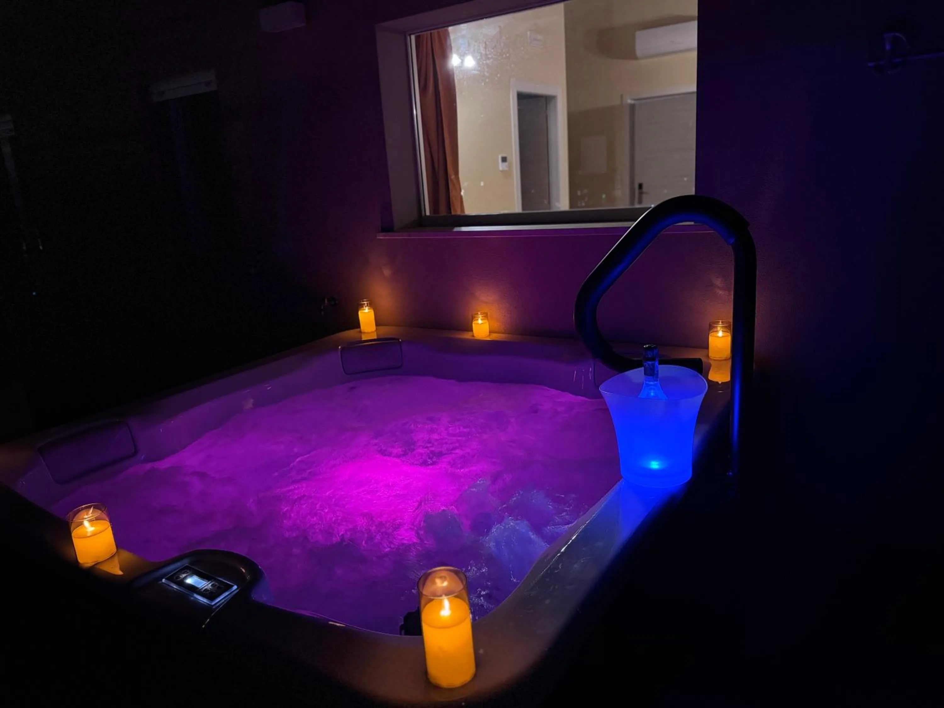 Hot Tub in Cataleya Resort & Spa