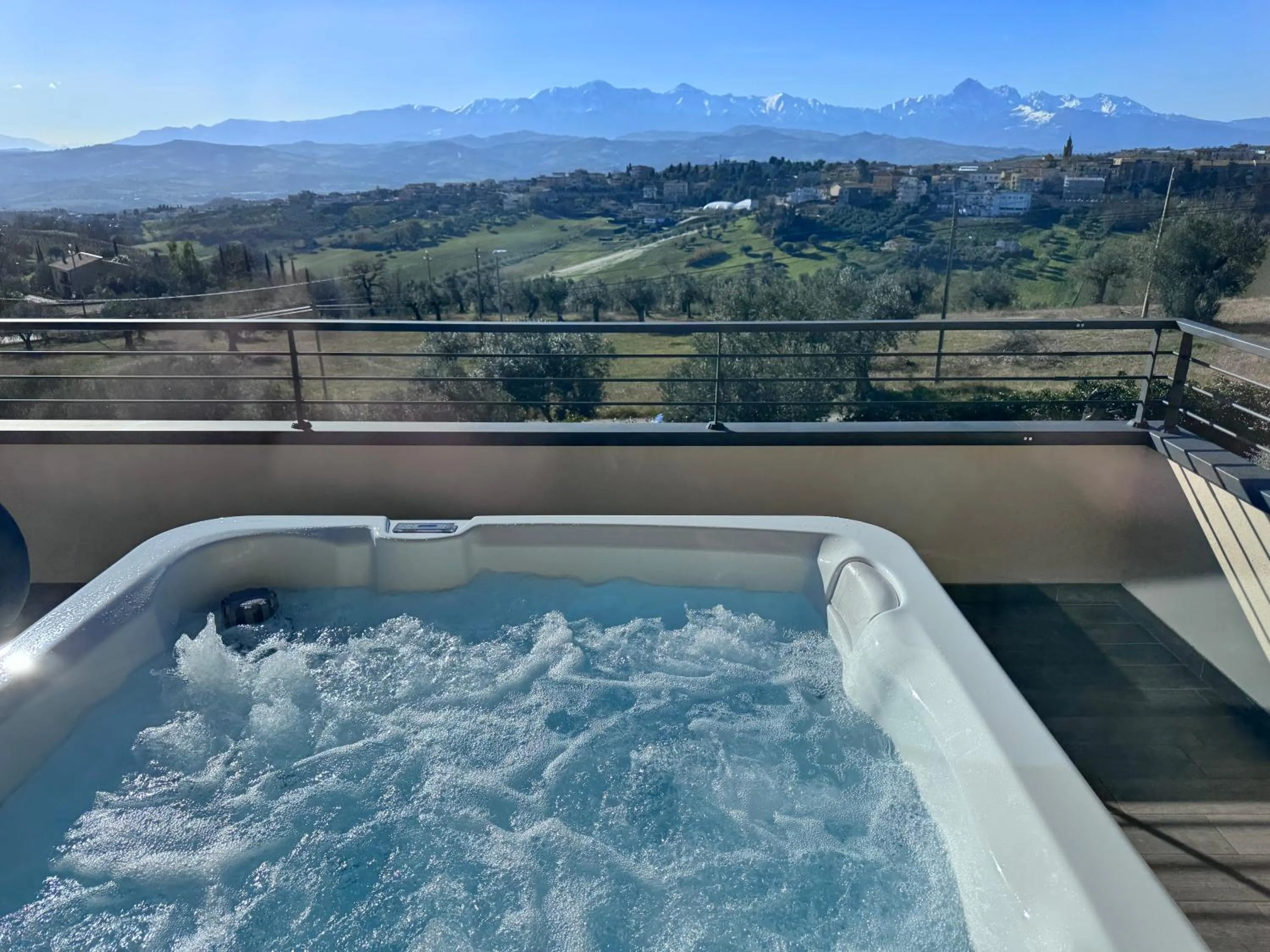 Hot Tub in Cataleya Resort & Spa