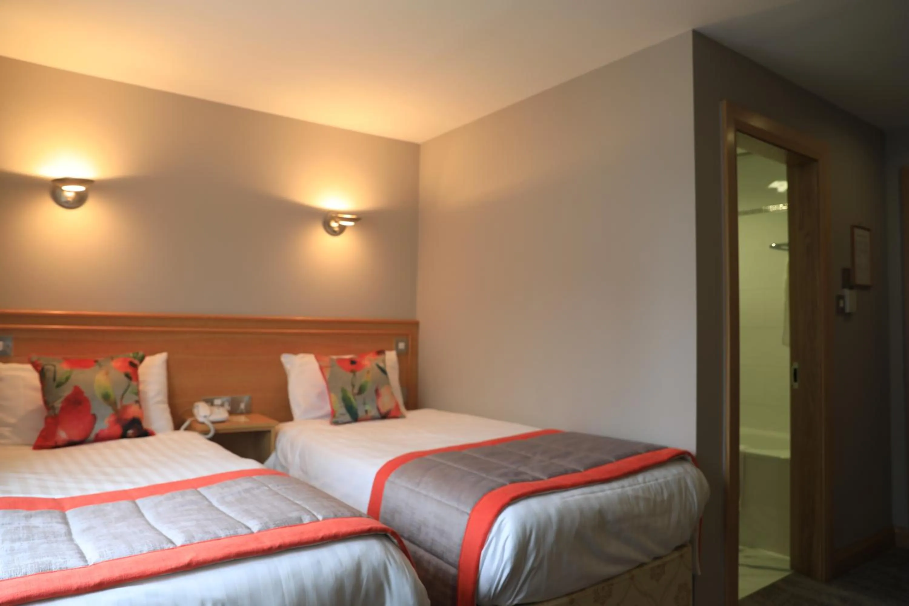 Bedroom, Bed in The Valley Hotel & Carriage Gardens