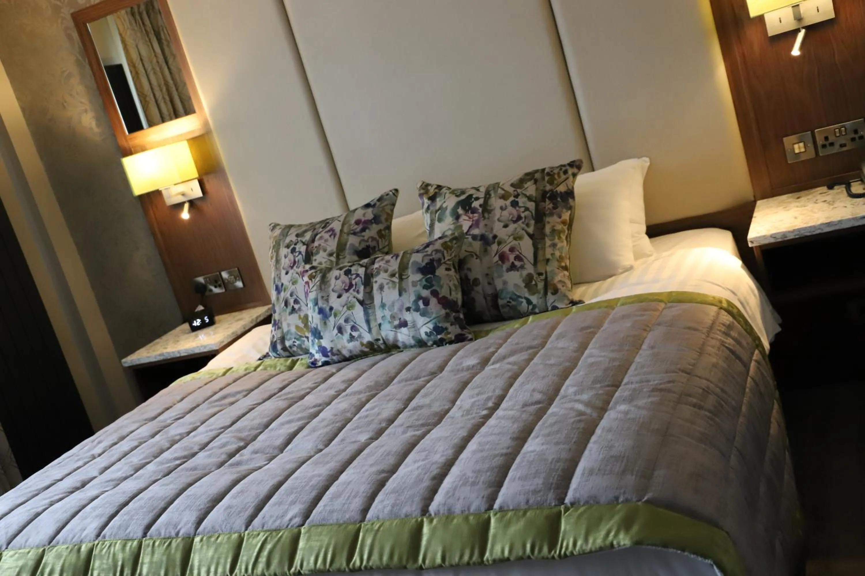 Bedroom, Bed in The Valley Hotel & Carriage Gardens
