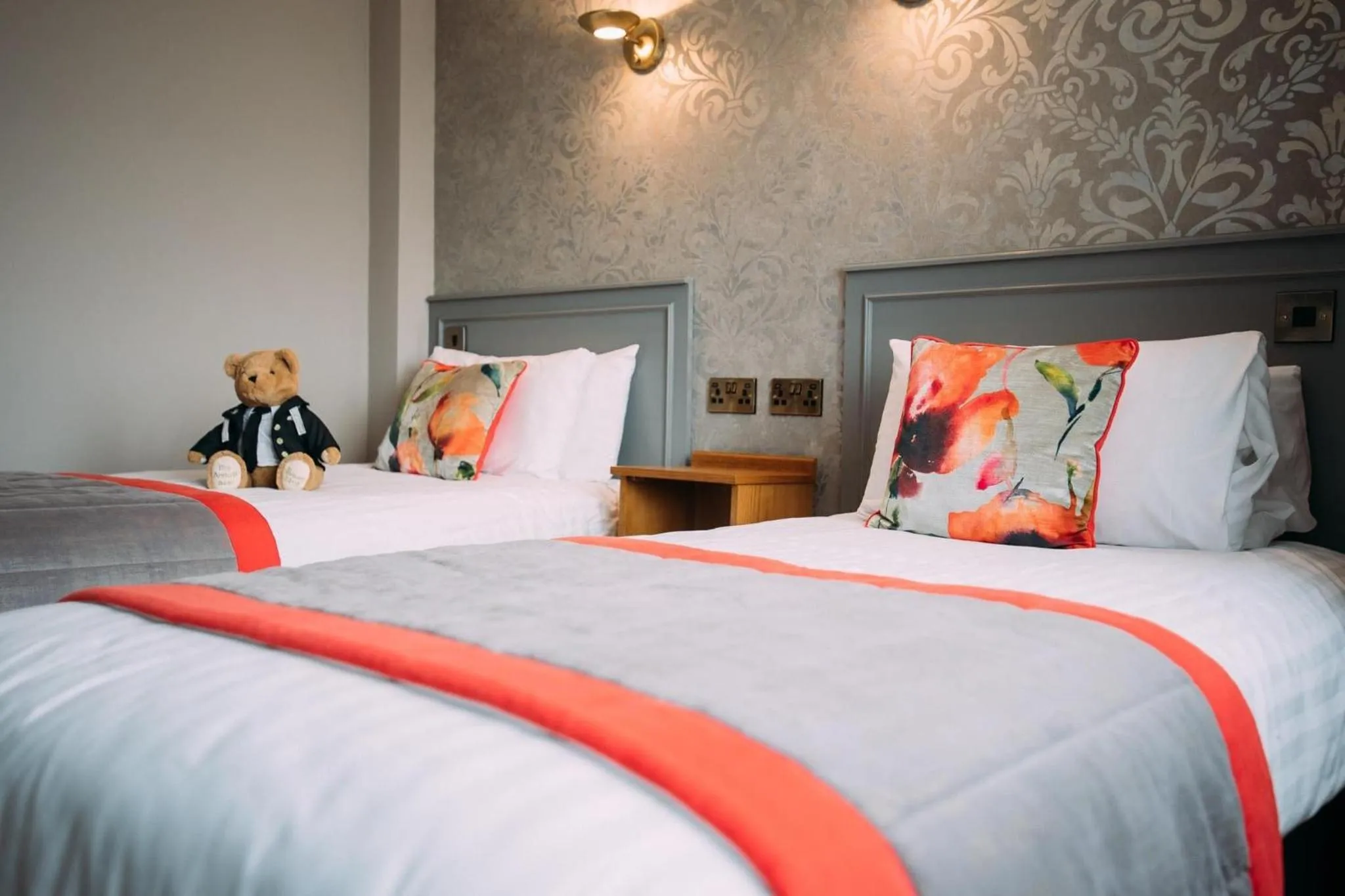 Bed in The Valley Hotel & Carriage Gardens