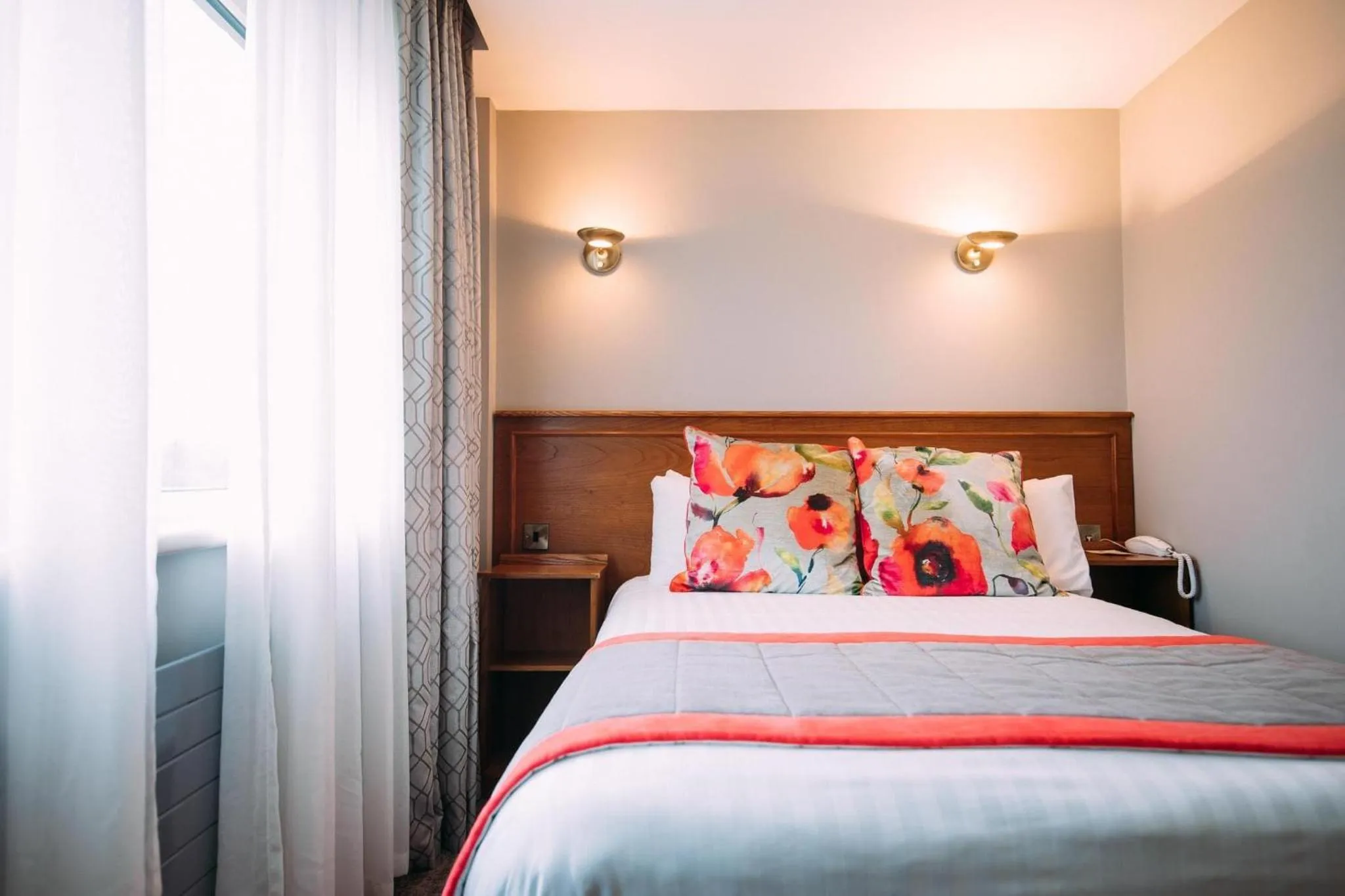 Bed in The Valley Hotel & Carriage Gardens