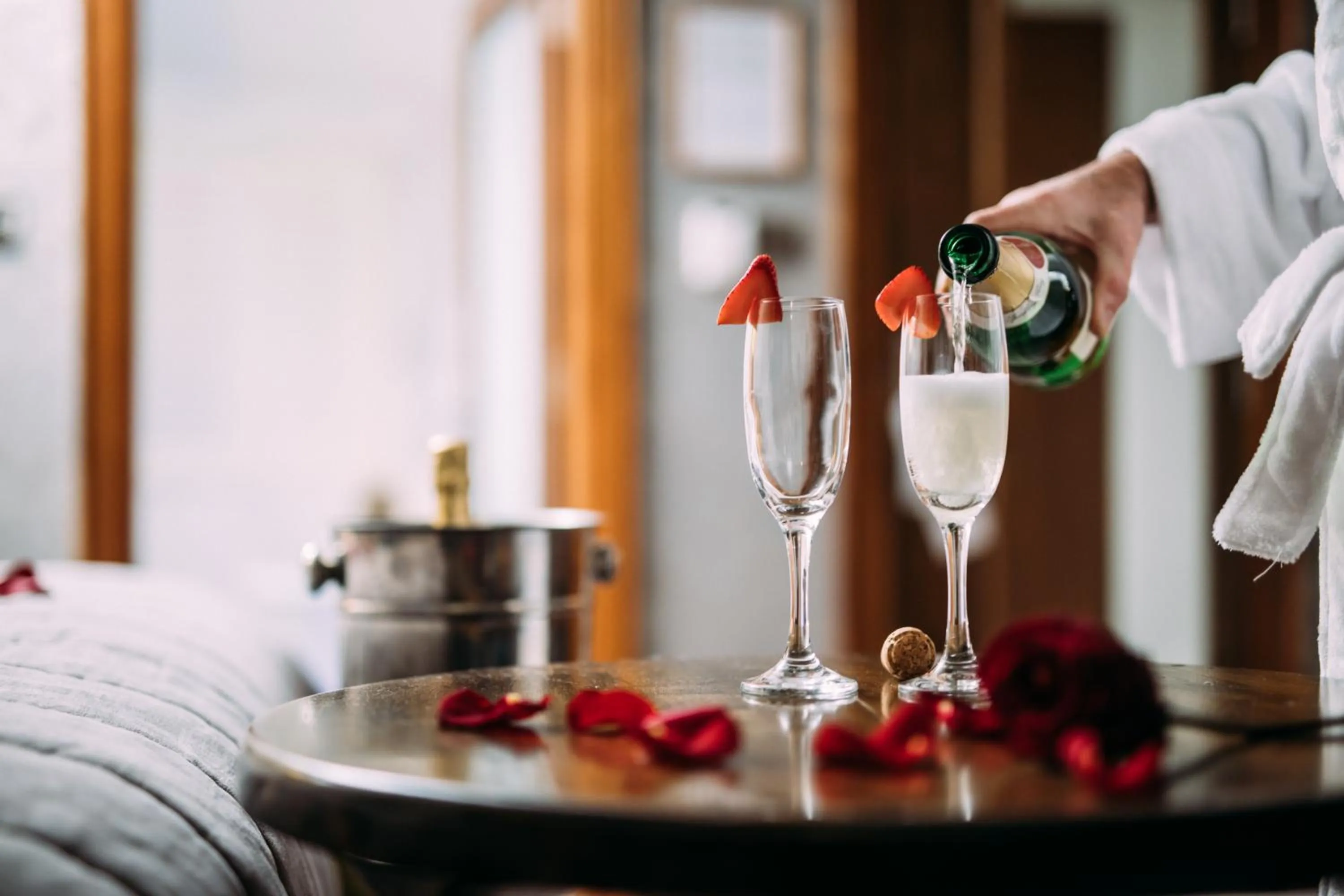 Bed in The Valley Hotel & Carriage Gardens