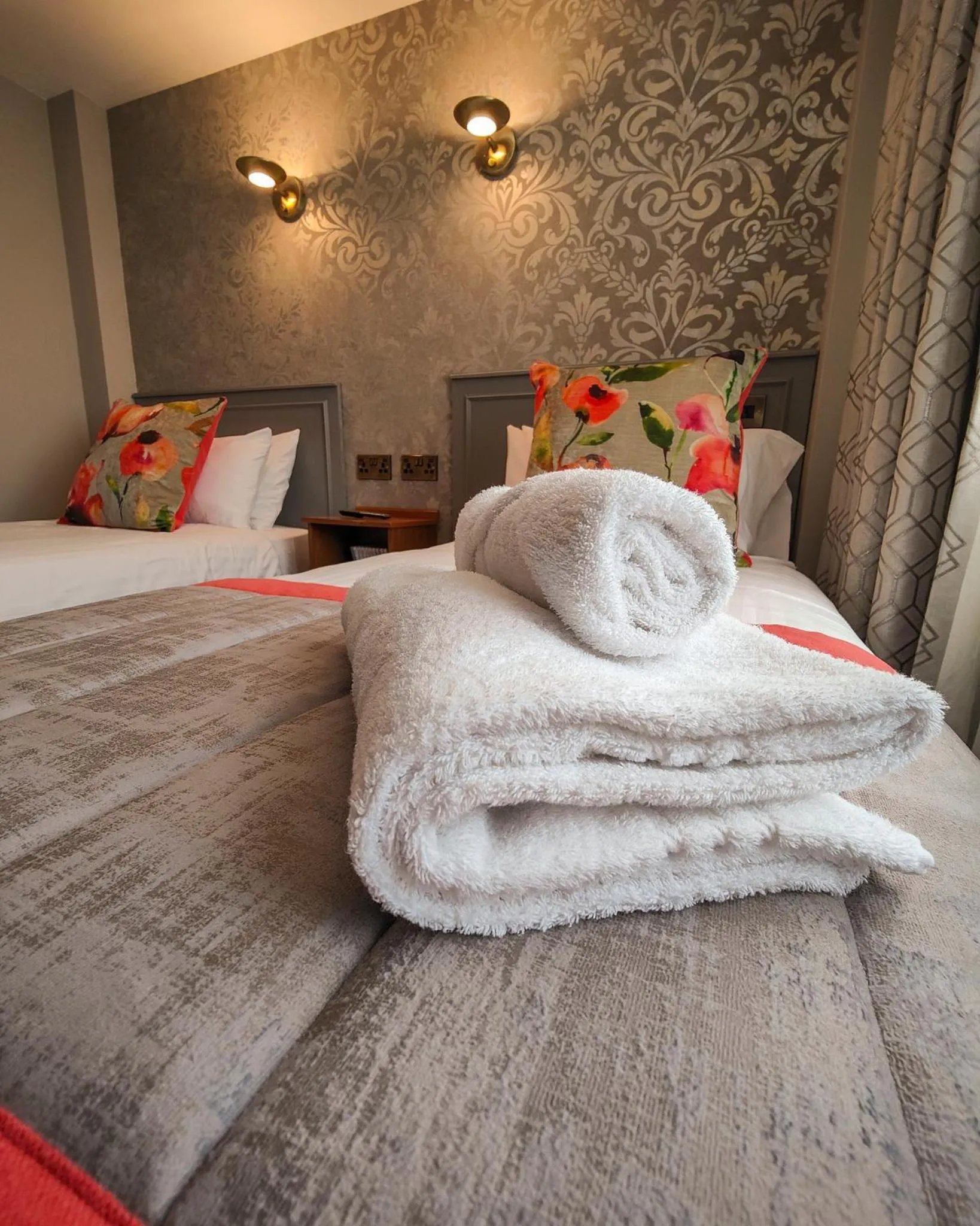 Bed in The Valley Hotel & Carriage Gardens