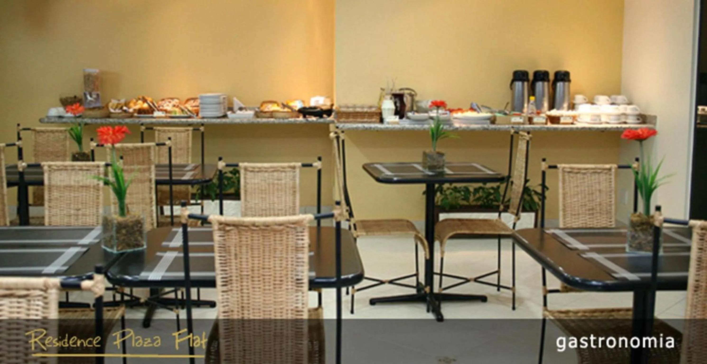 Restaurant/places to eat in Residence Plaza Flat