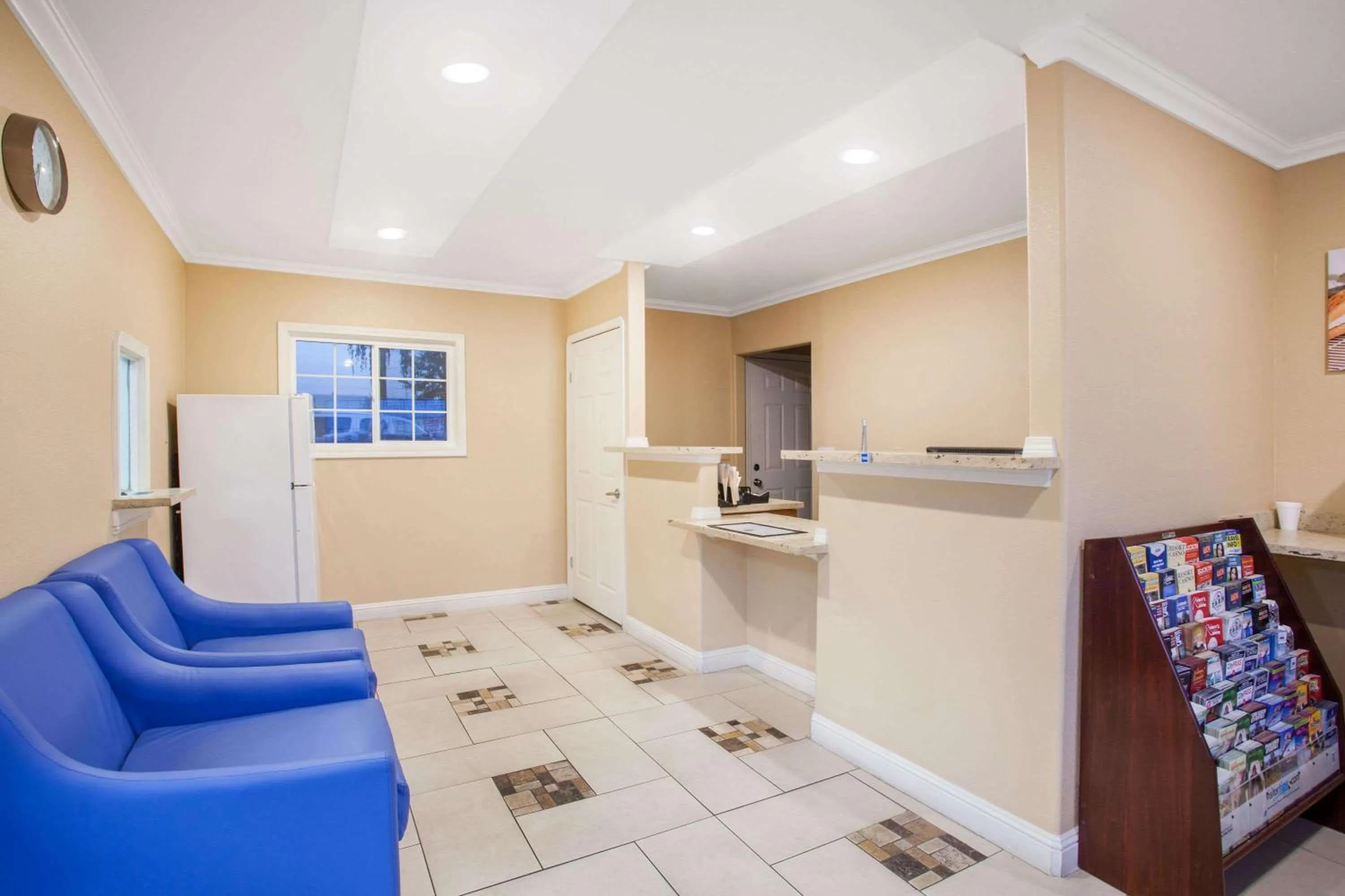 Lobby or reception, Kitchen/Kitchenette in Travelodge by Wyndham Fresno Yosemite Area