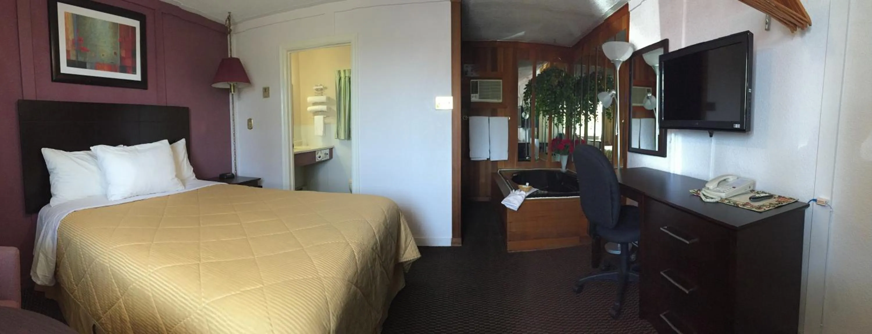 Photo of the whole room, Bed in Country Squire Motel