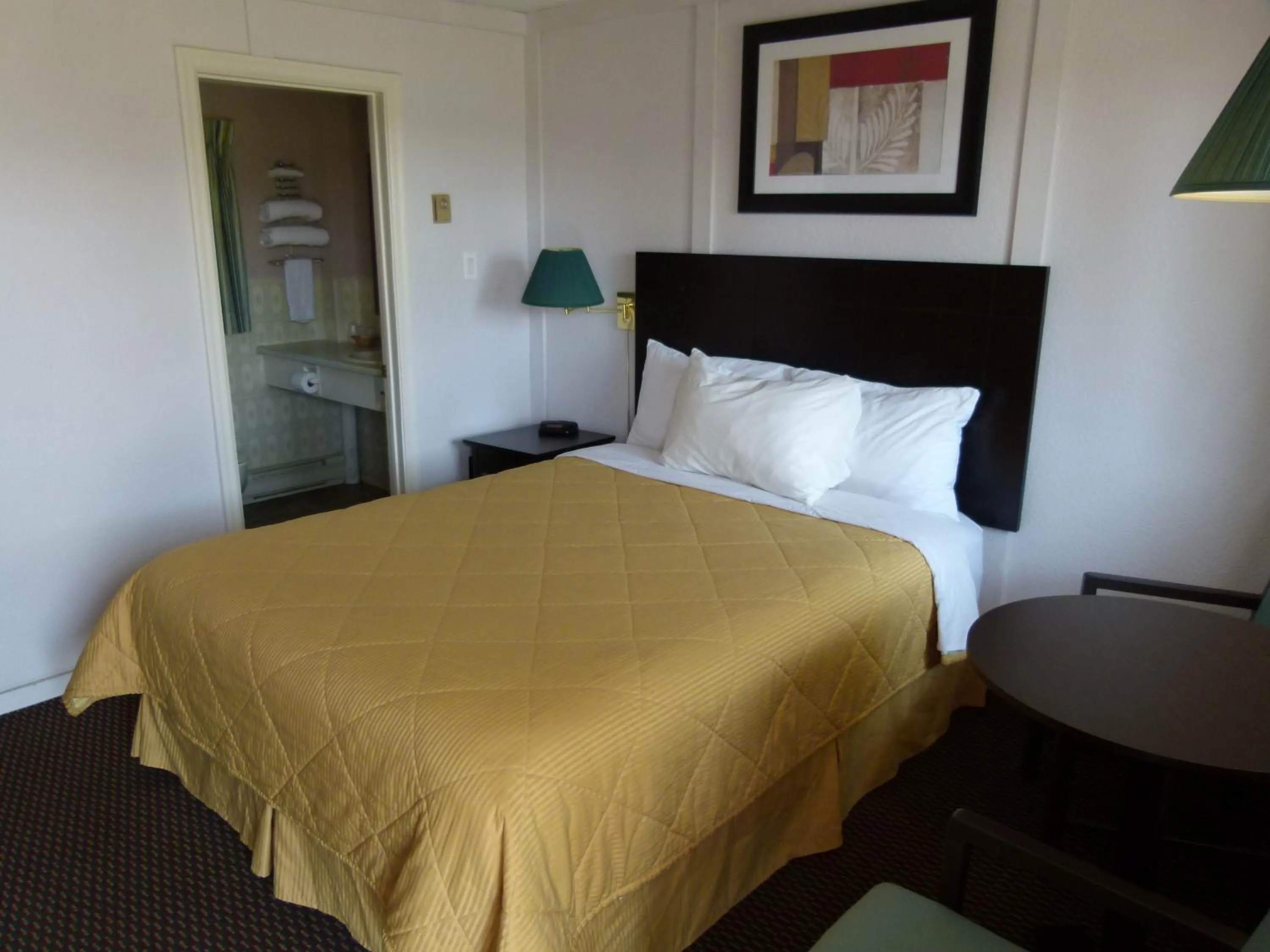 Bed in Country Squire Motel