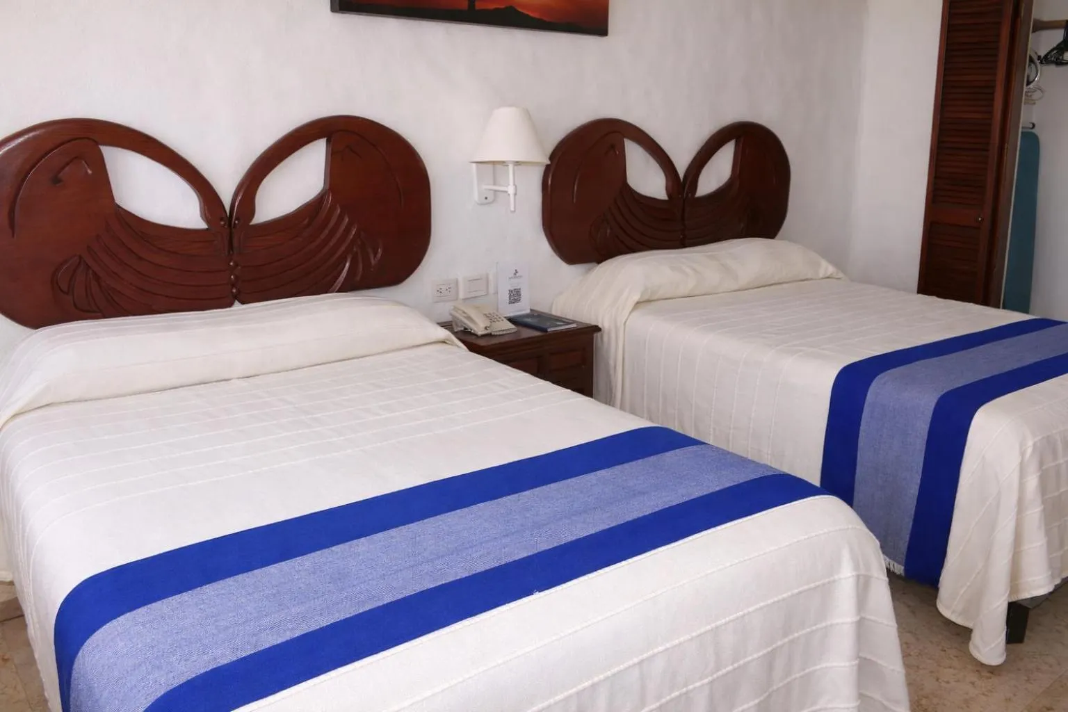 Bed in Hotel Quijote Inn