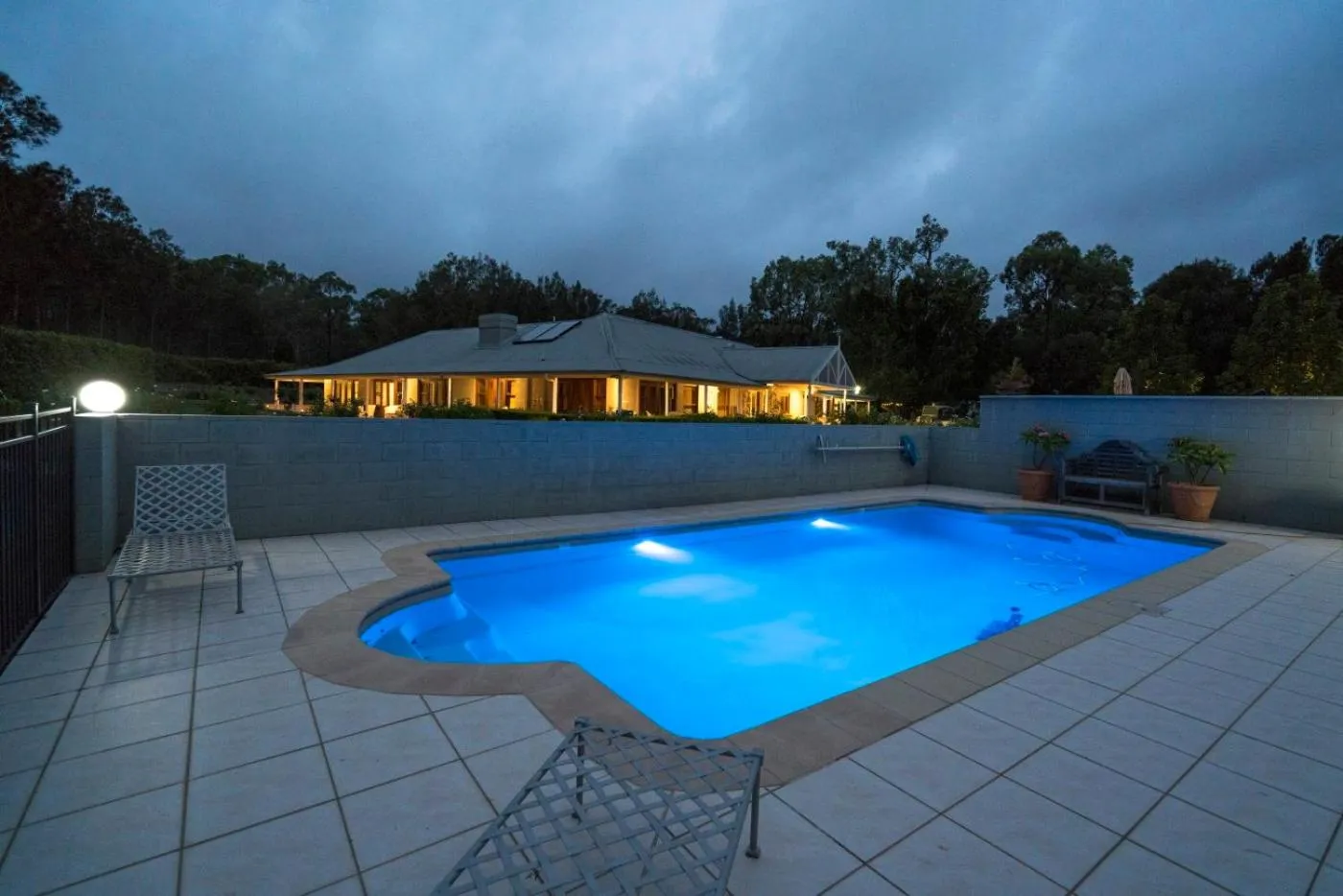 Property building in Thistle Hill Guesthouse - walk to many wineries and restaurants