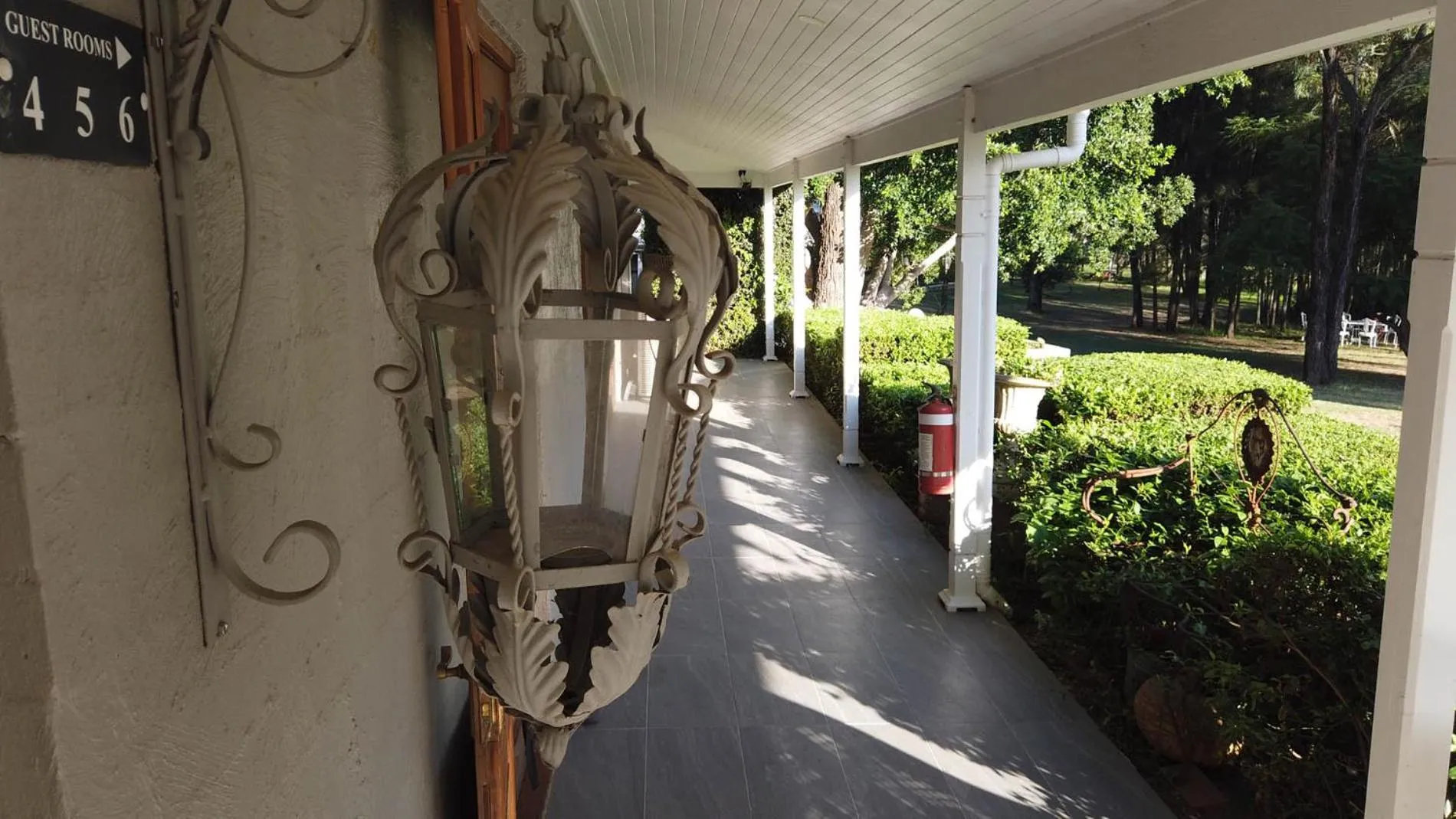 Facade/entrance in Thistle Hill Guesthouse - walk to many wineries and restaurants