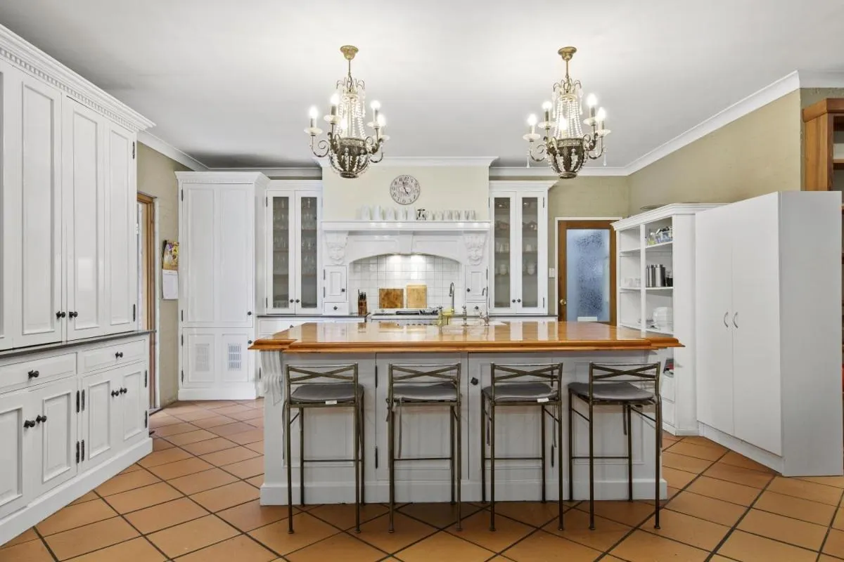 Property building in Thistle Hill Guesthouse - walk to many wineries and restaurants