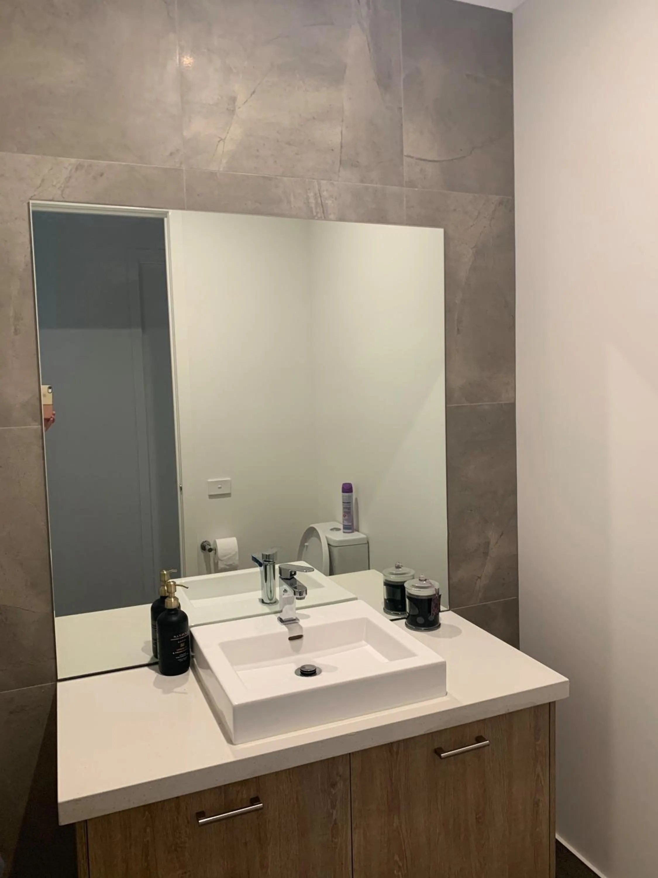 Bathroom in Thistle Hill Guesthouse - walk to many wineries and restaurants