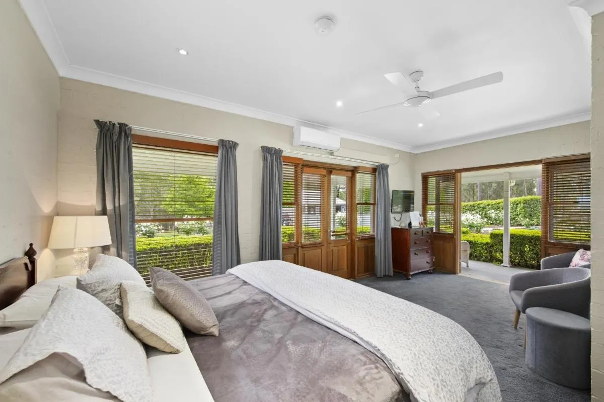 Bedroom, Bed in Thistle Hill Guesthouse - walk to many wineries and restaurants