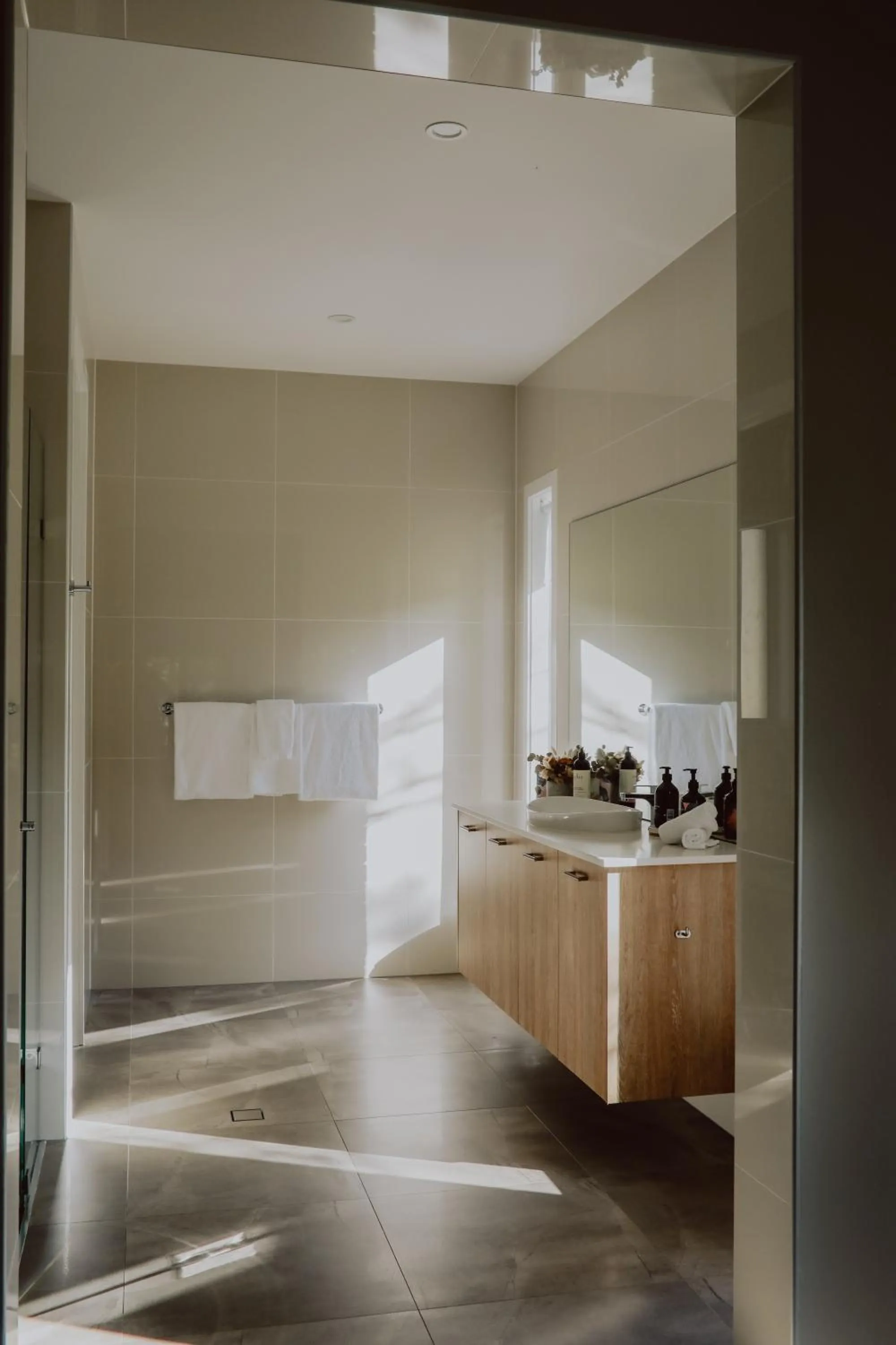 Bathroom in Thistle Hill Guesthouse - walk to many wineries and restaurants