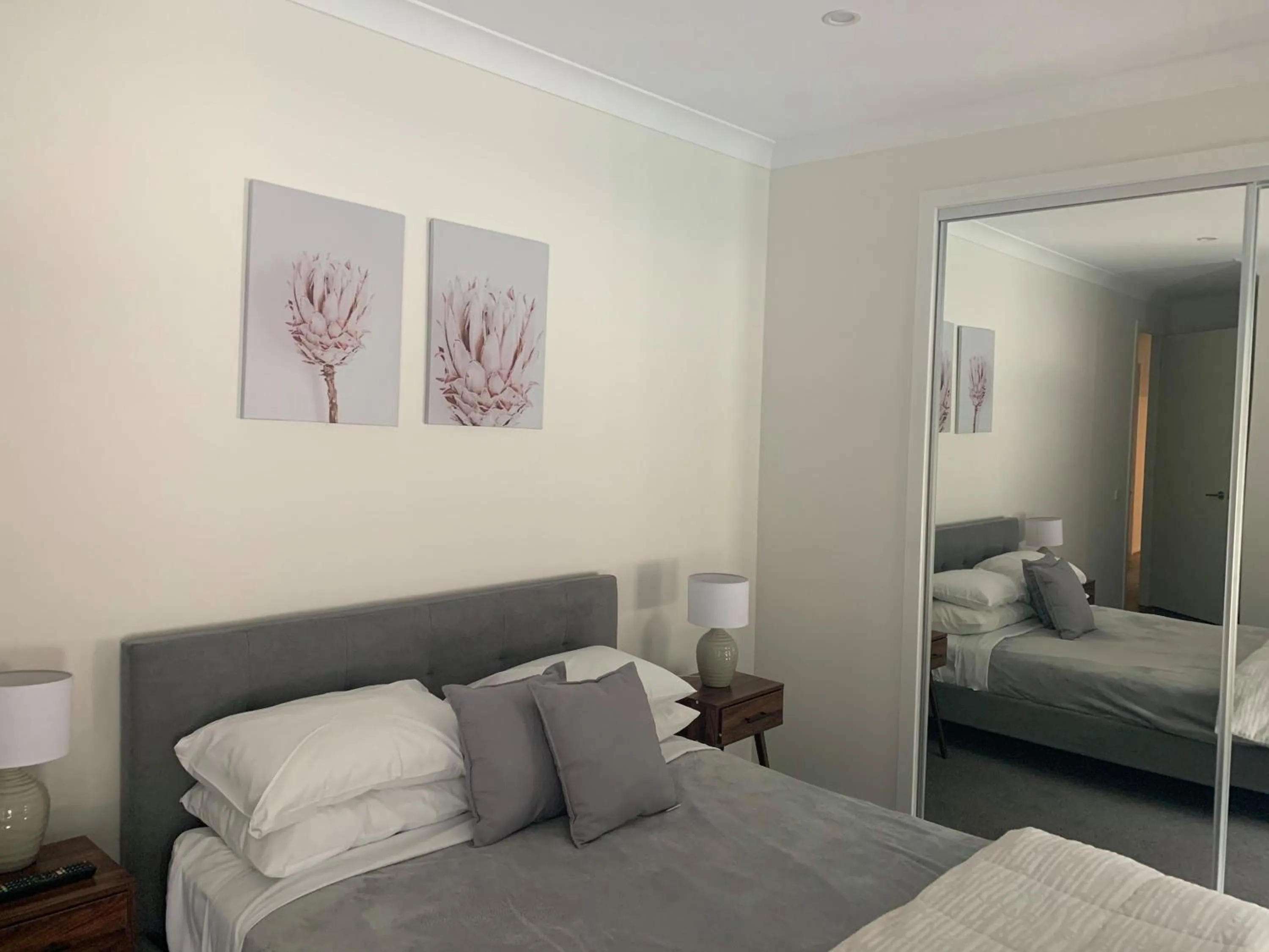 Bedroom, Bed in Thistle Hill Guesthouse - walk to many wineries and restaurants