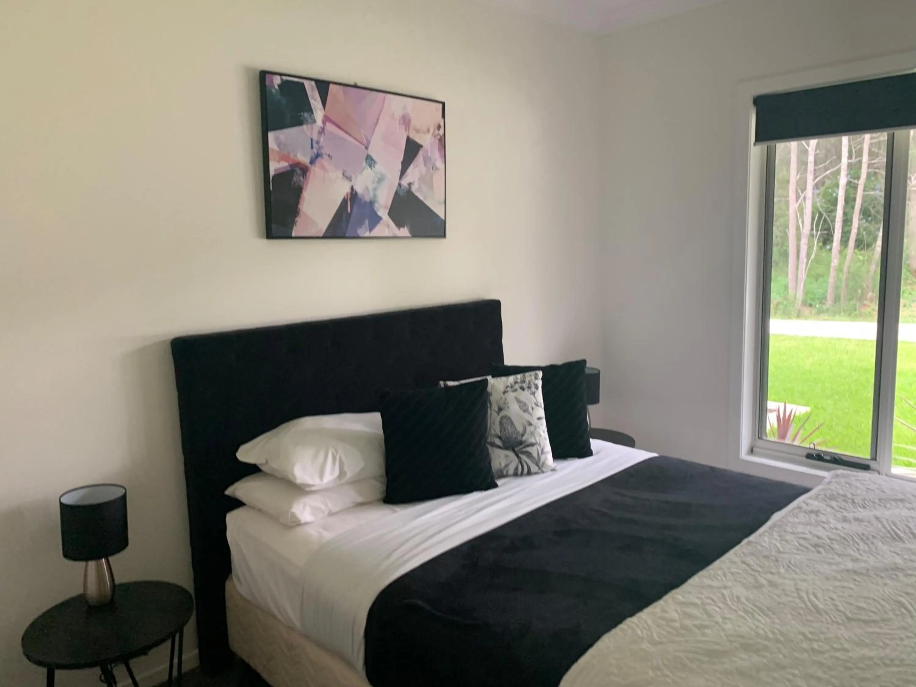 Bedroom, Bed in Thistle Hill Guesthouse - walk to many wineries and restaurants