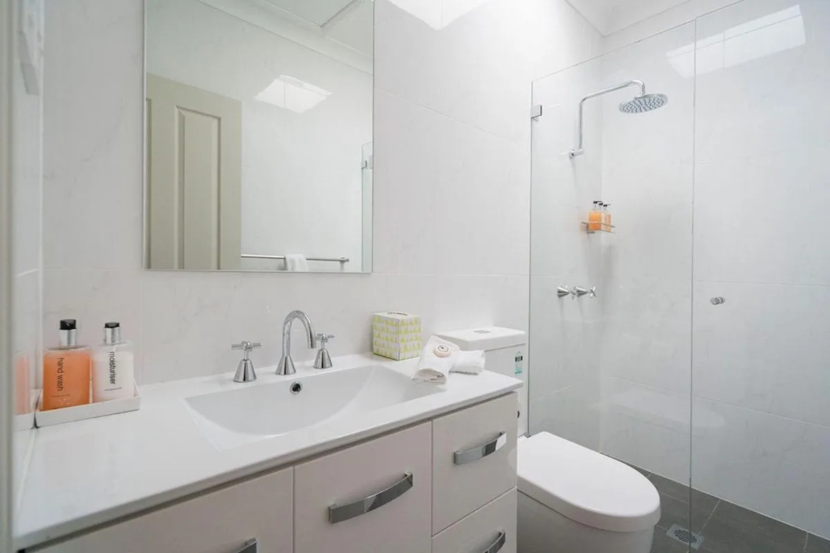 Bathroom in Thistle Hill Guesthouse - walk to many wineries and restaurants