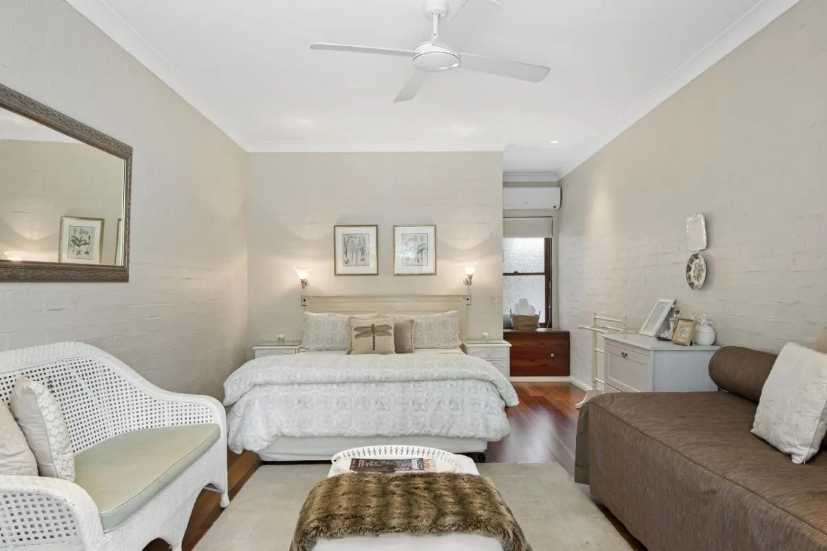 Bed in Thistle Hill Guesthouse - walk to many wineries and restaurants