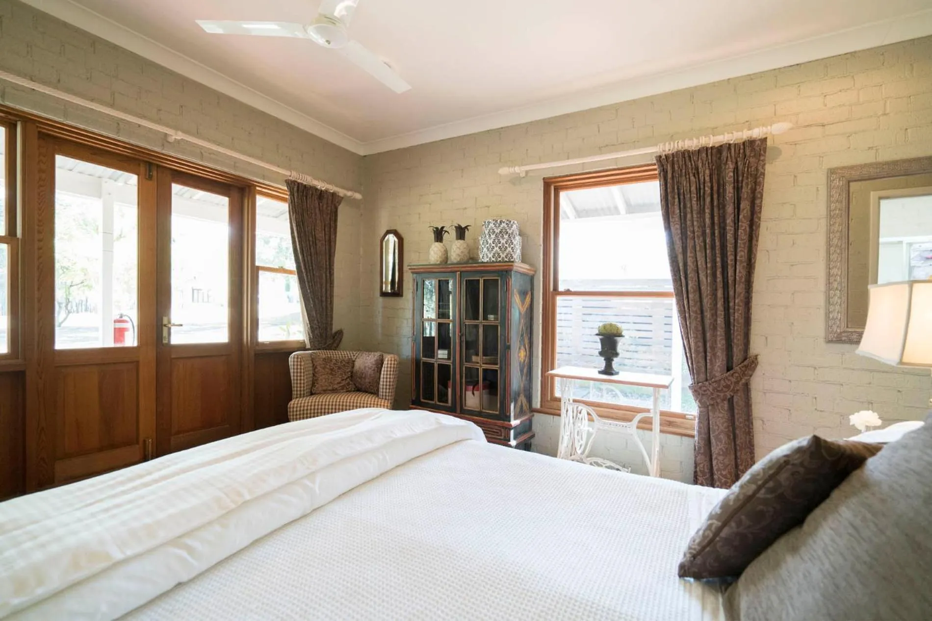 Bed in Thistle Hill Guesthouse - walk to many wineries and restaurants