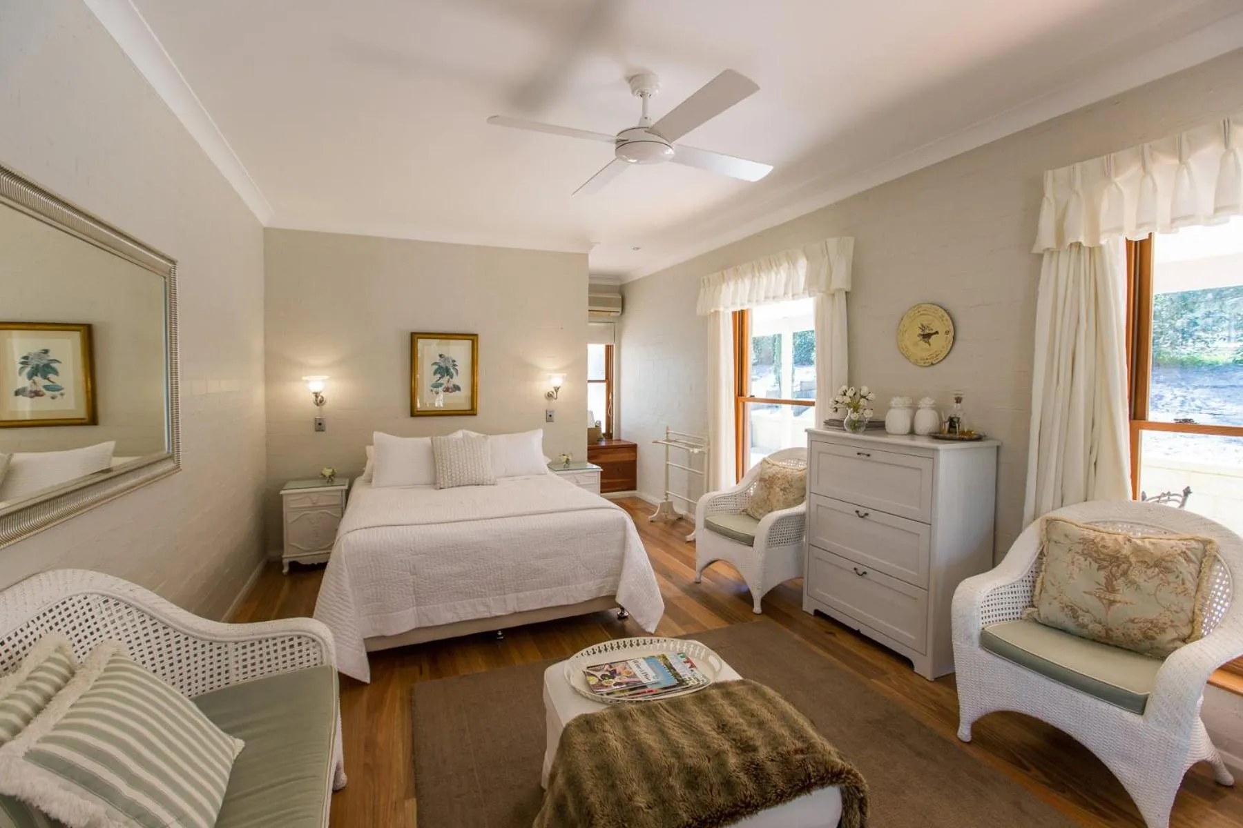 Photo of the whole room, Bed in Thistle Hill Guesthouse - walk to many wineries and restaurants