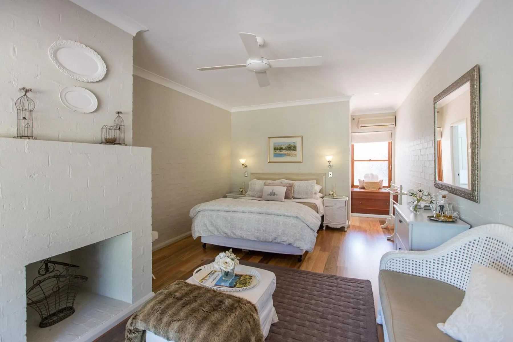 Bed in Thistle Hill Guesthouse - walk to many wineries and restaurants