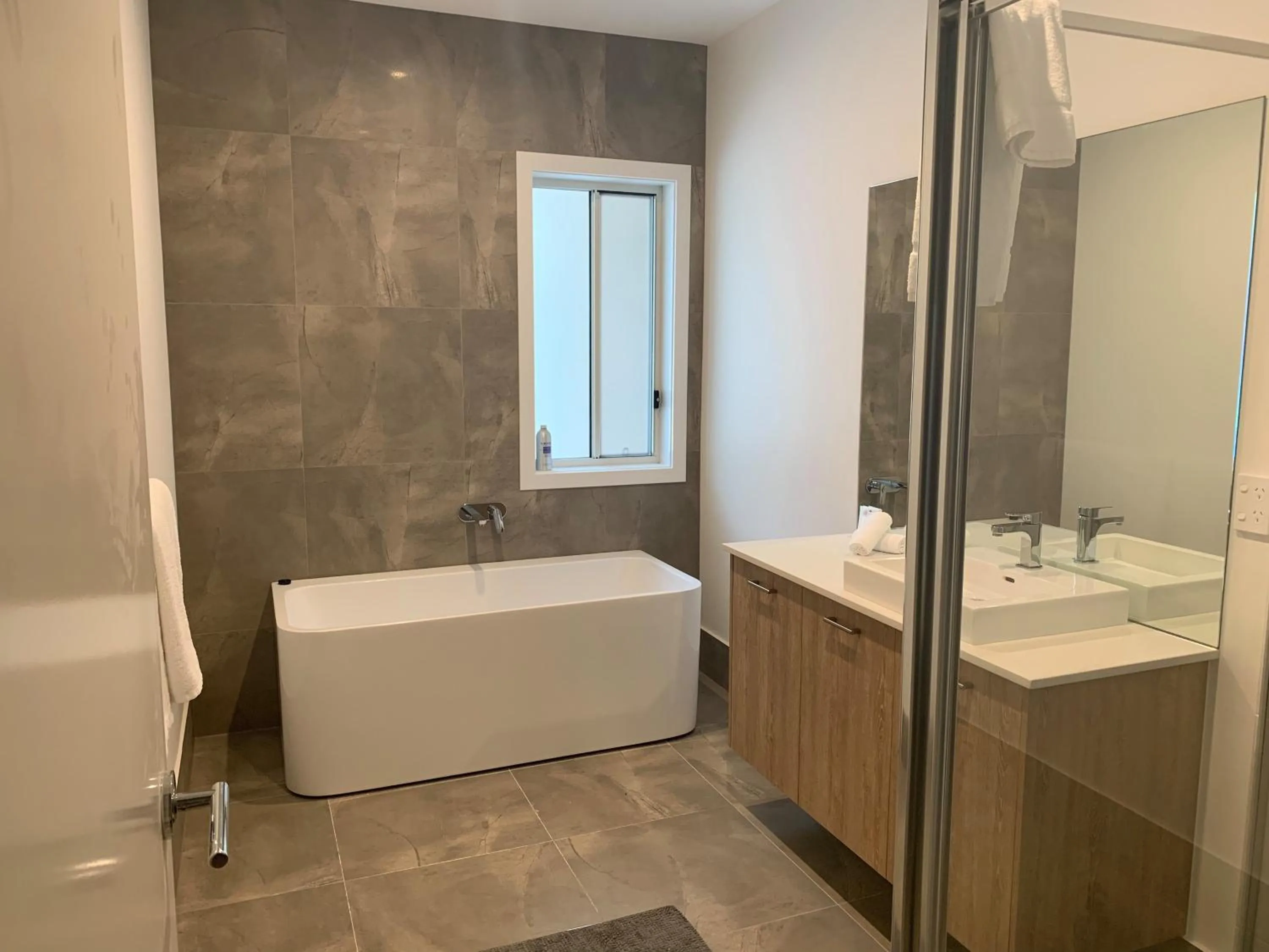 Bathroom in Thistle Hill Guesthouse - walk to many wineries and restaurants