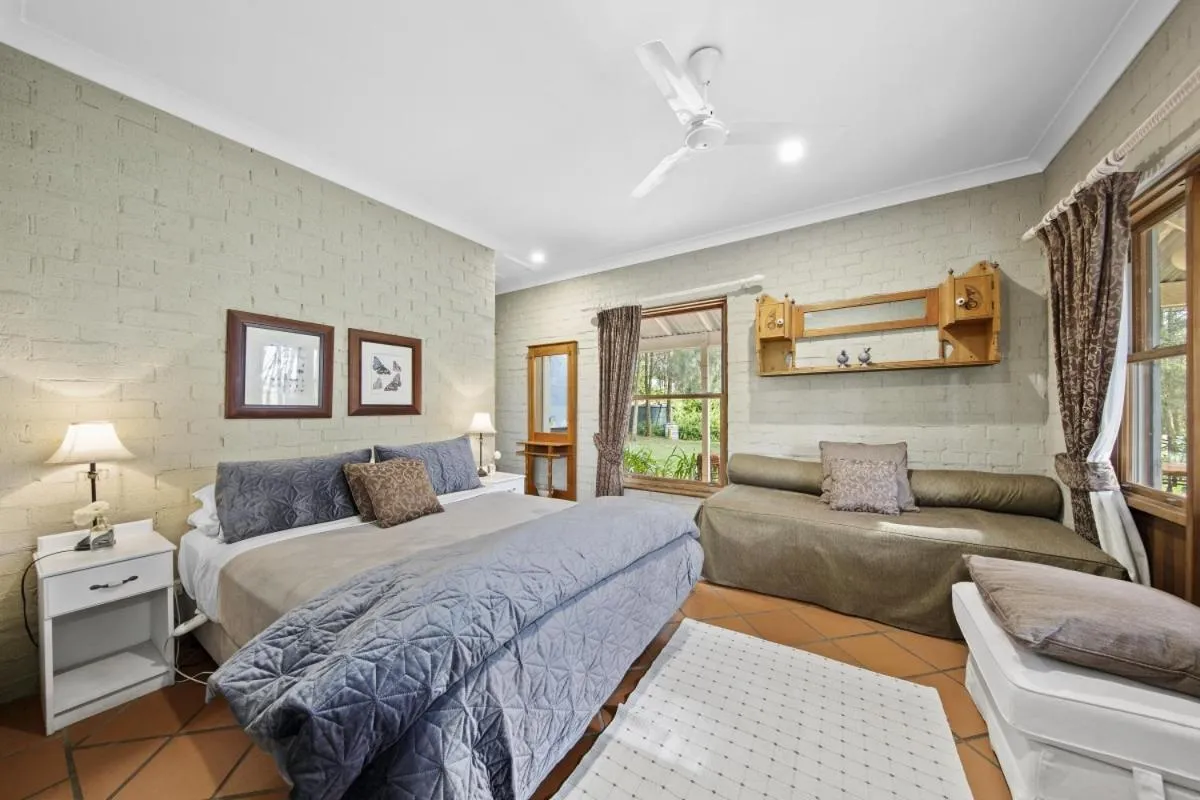 Bed in Thistle Hill Guesthouse - walk to many wineries and restaurants