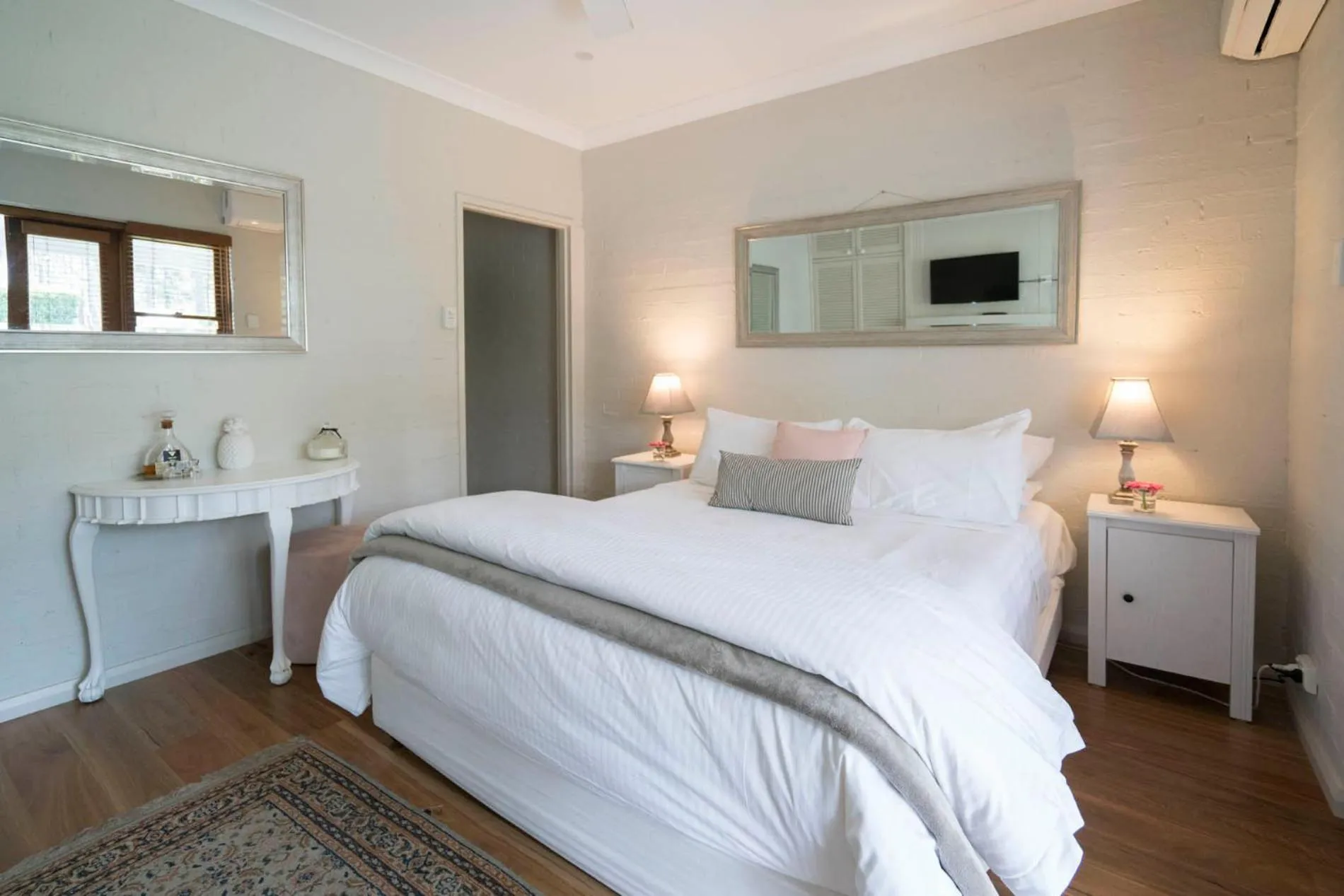 Bedroom, Bed in Thistle Hill Guesthouse - walk to many wineries and restaurants