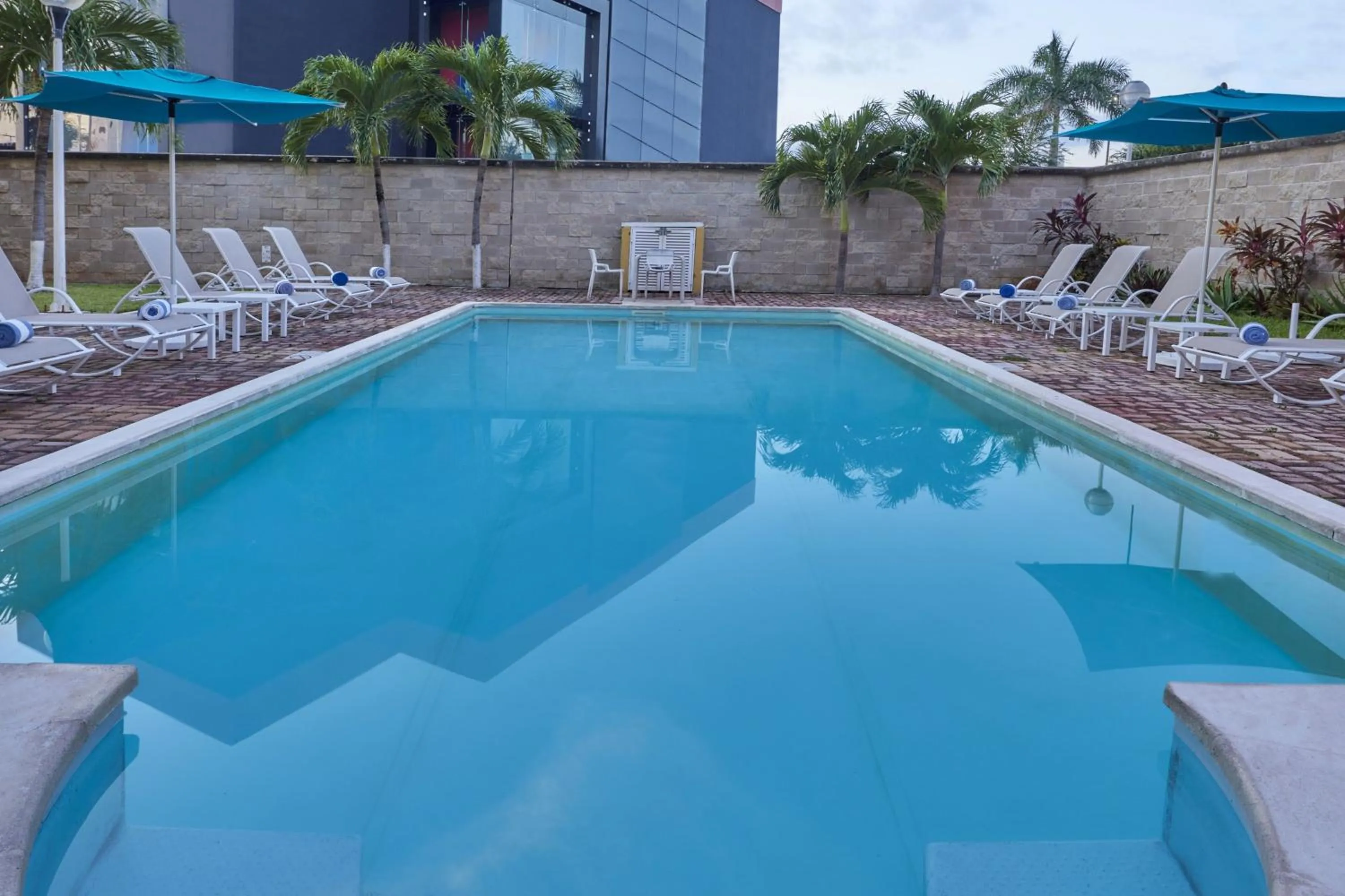Swimming pool in City Express Junior by Marriott Cancun