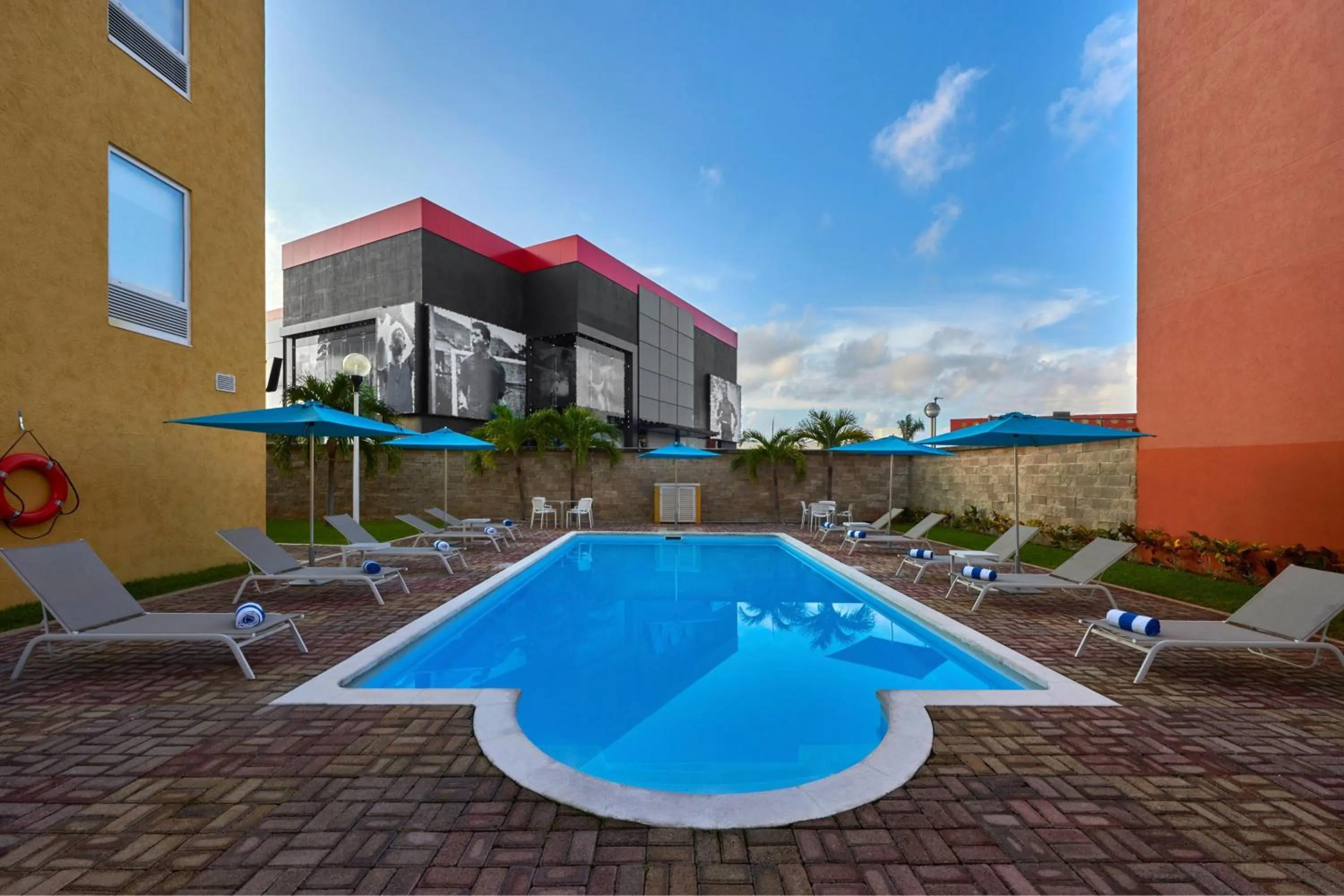 Swimming pool in City Express Junior by Marriott Cancun