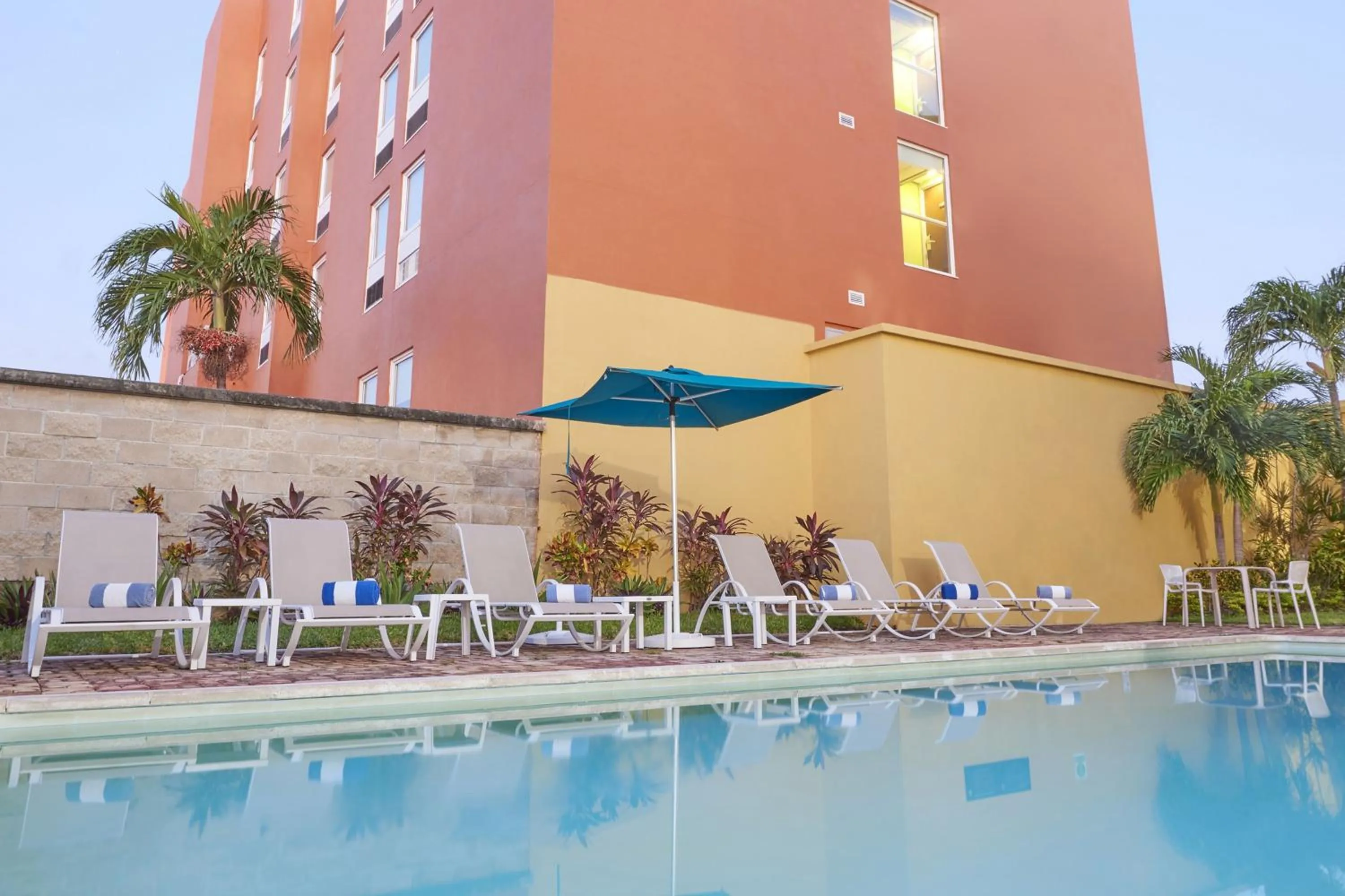Swimming pool in City Express Junior by Marriott Cancun