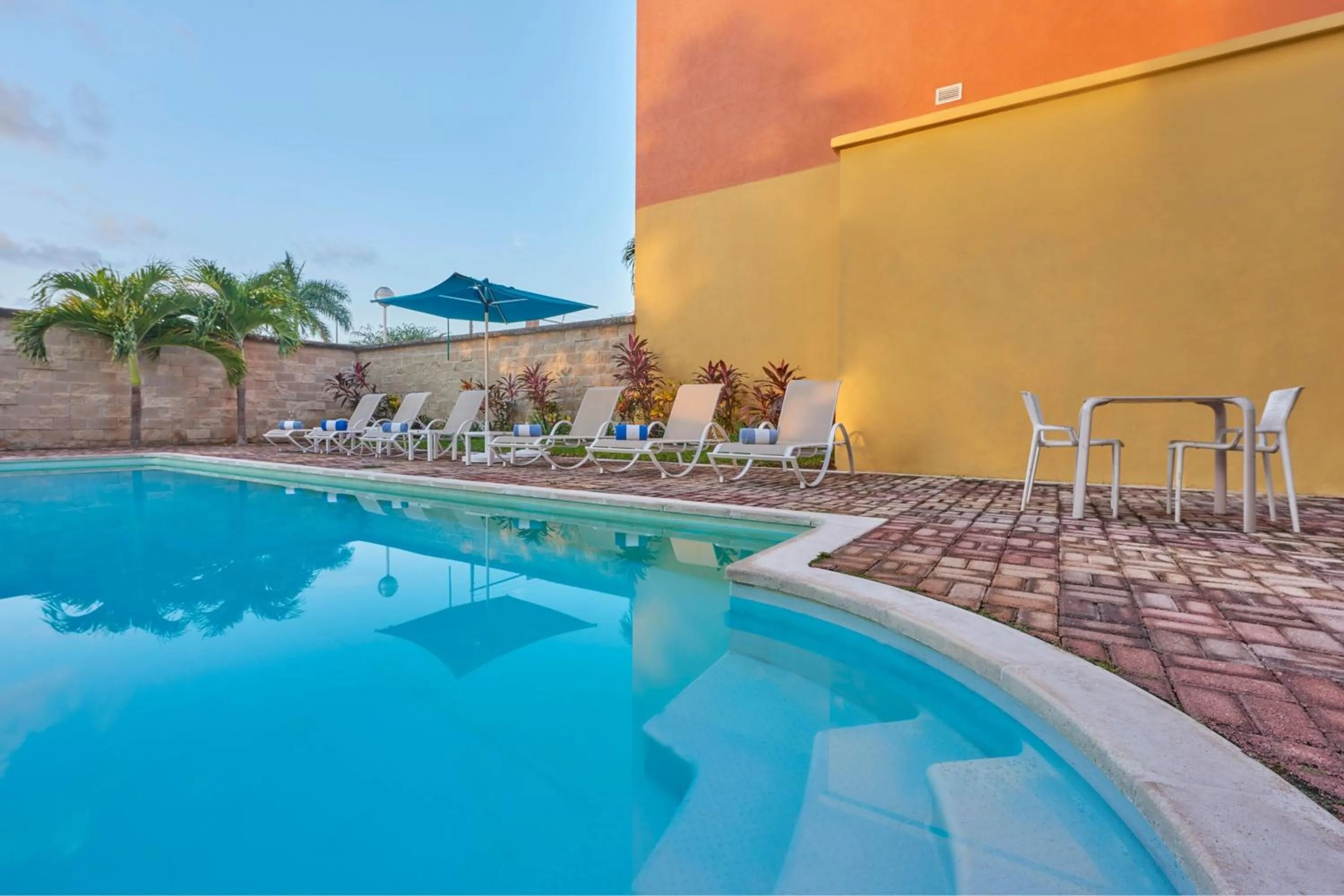 Swimming pool in City Express Junior by Marriott Cancun