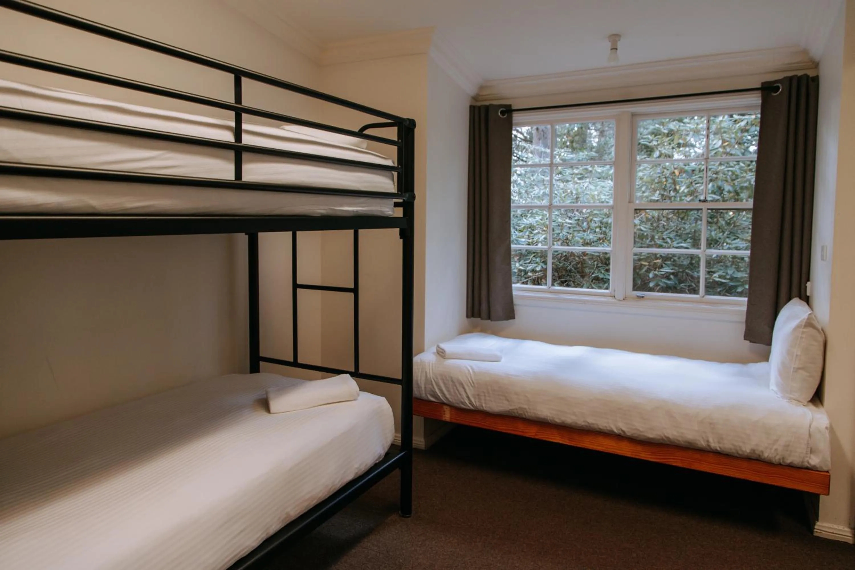 Photo of the whole room, Bed in Federation Gardens & Possums Hideaway