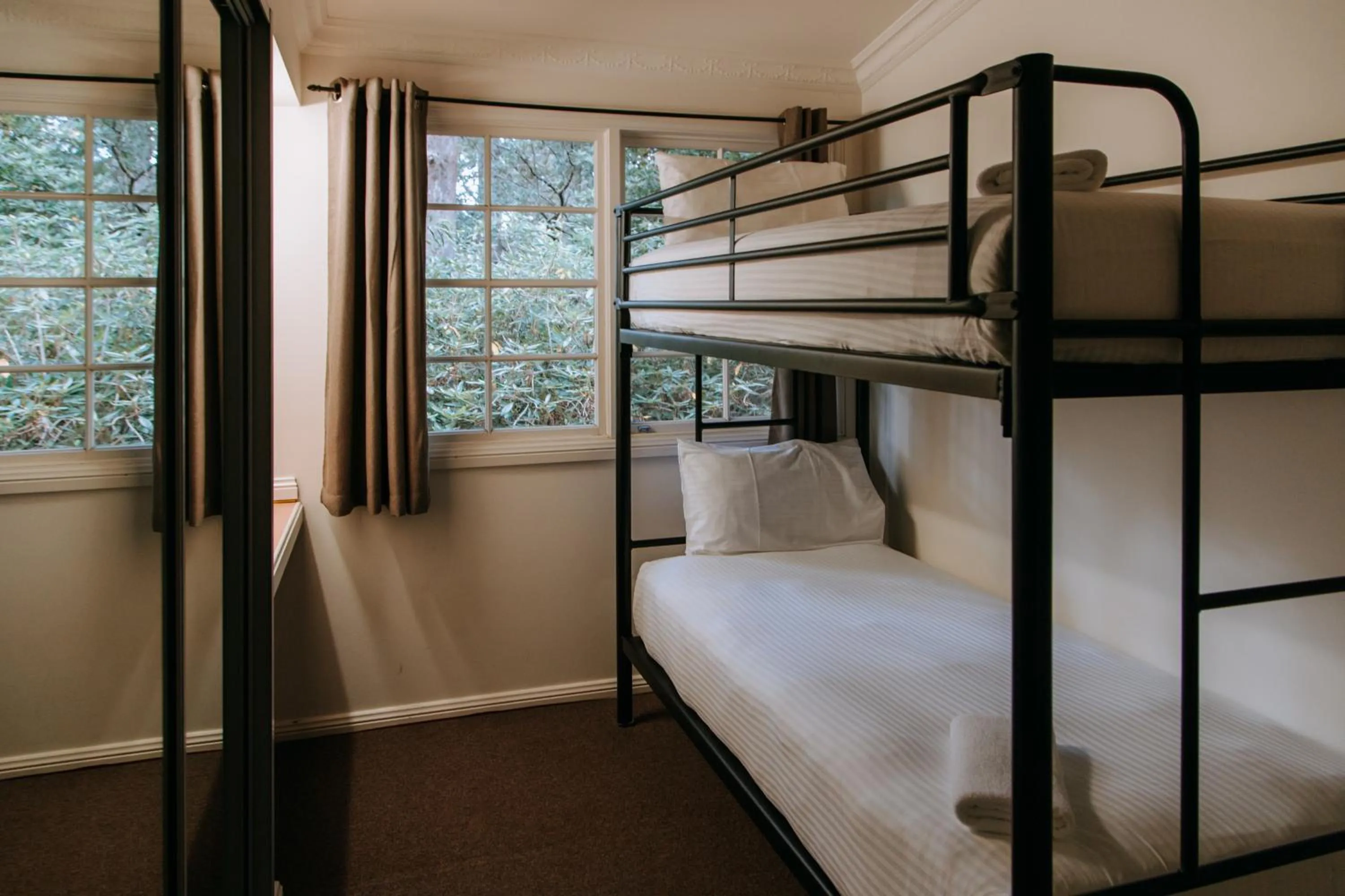 Photo of the whole room, Bed in Federation Gardens & Possums Hideaway