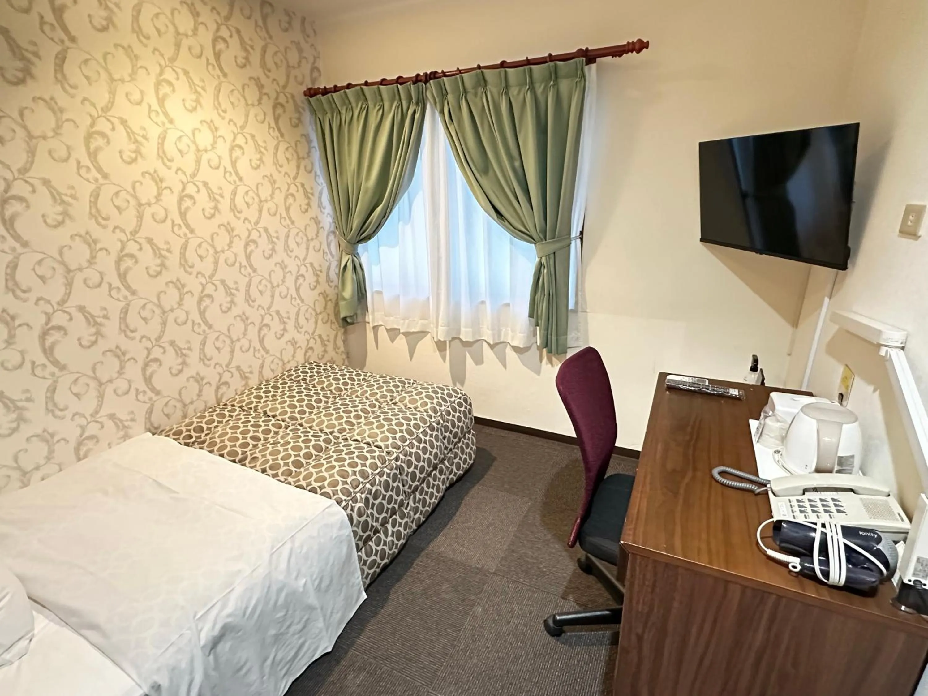 Photo of the whole room, Bed in Futsukaichi Green Hotel