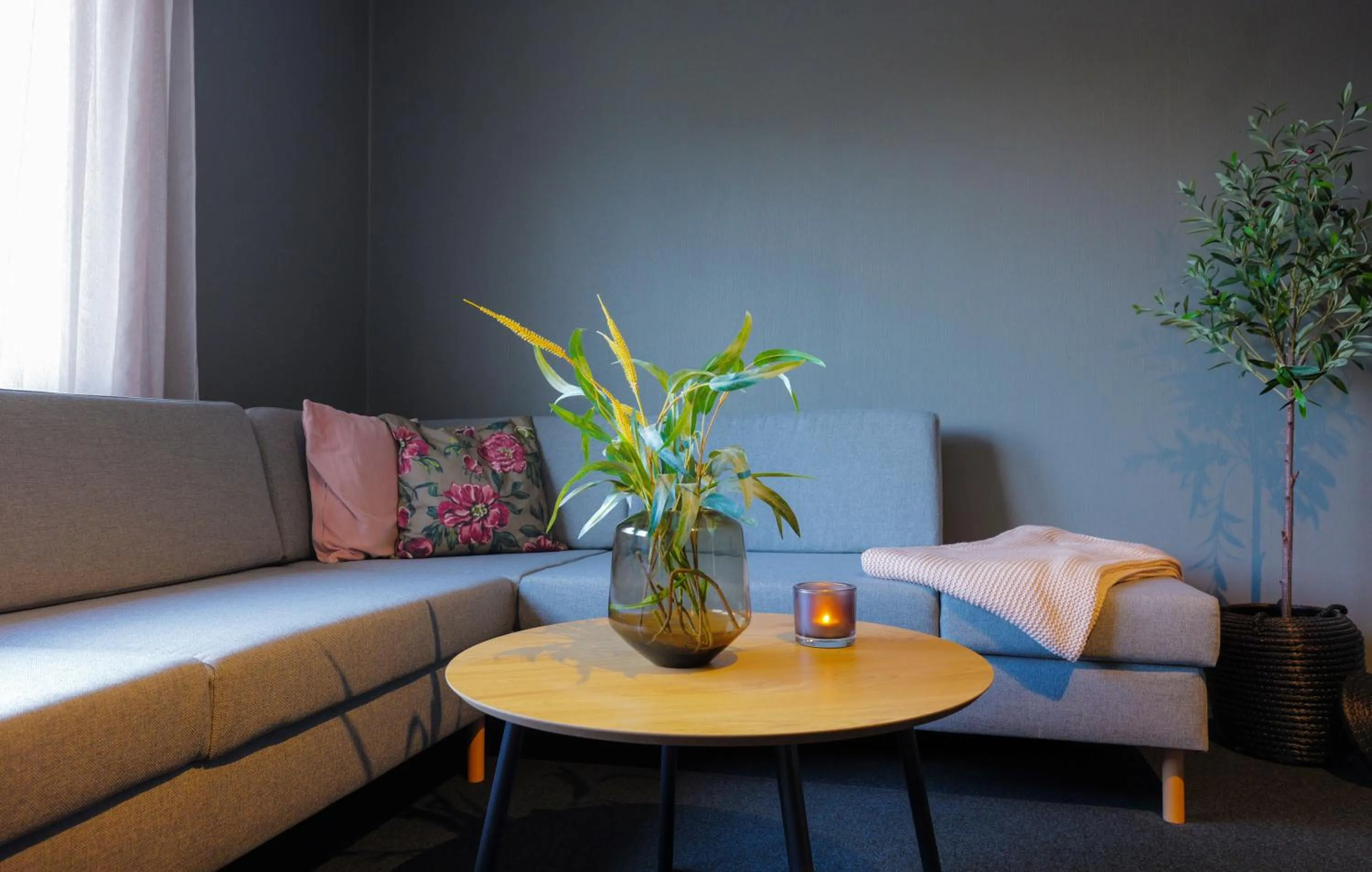 Communal lounge/ TV room, Bed in Hotell Veckefjärden